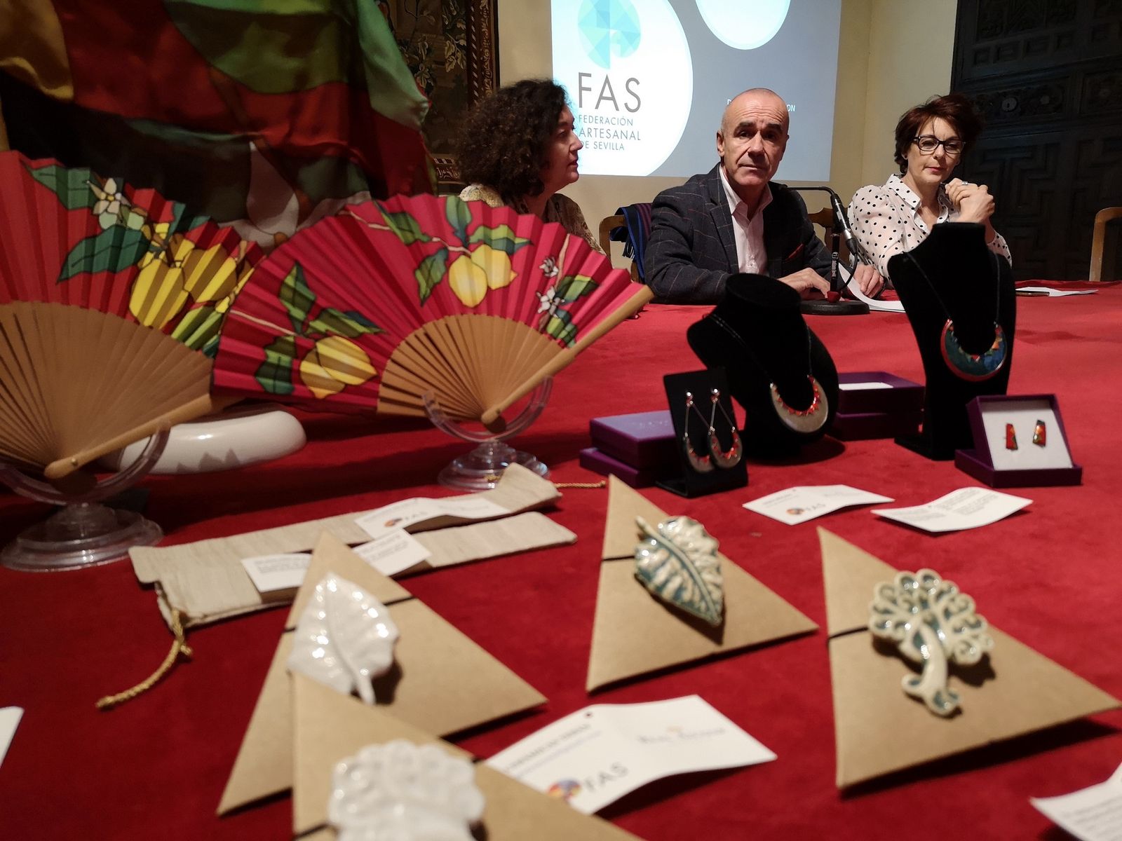 Un momento de la presentación de los nuevos artículos del catálogo del Alcázar.