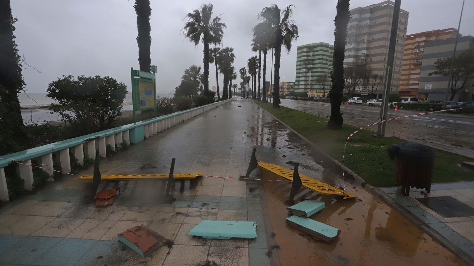 Fotos de los destrozos del temporal de levante en La Línea