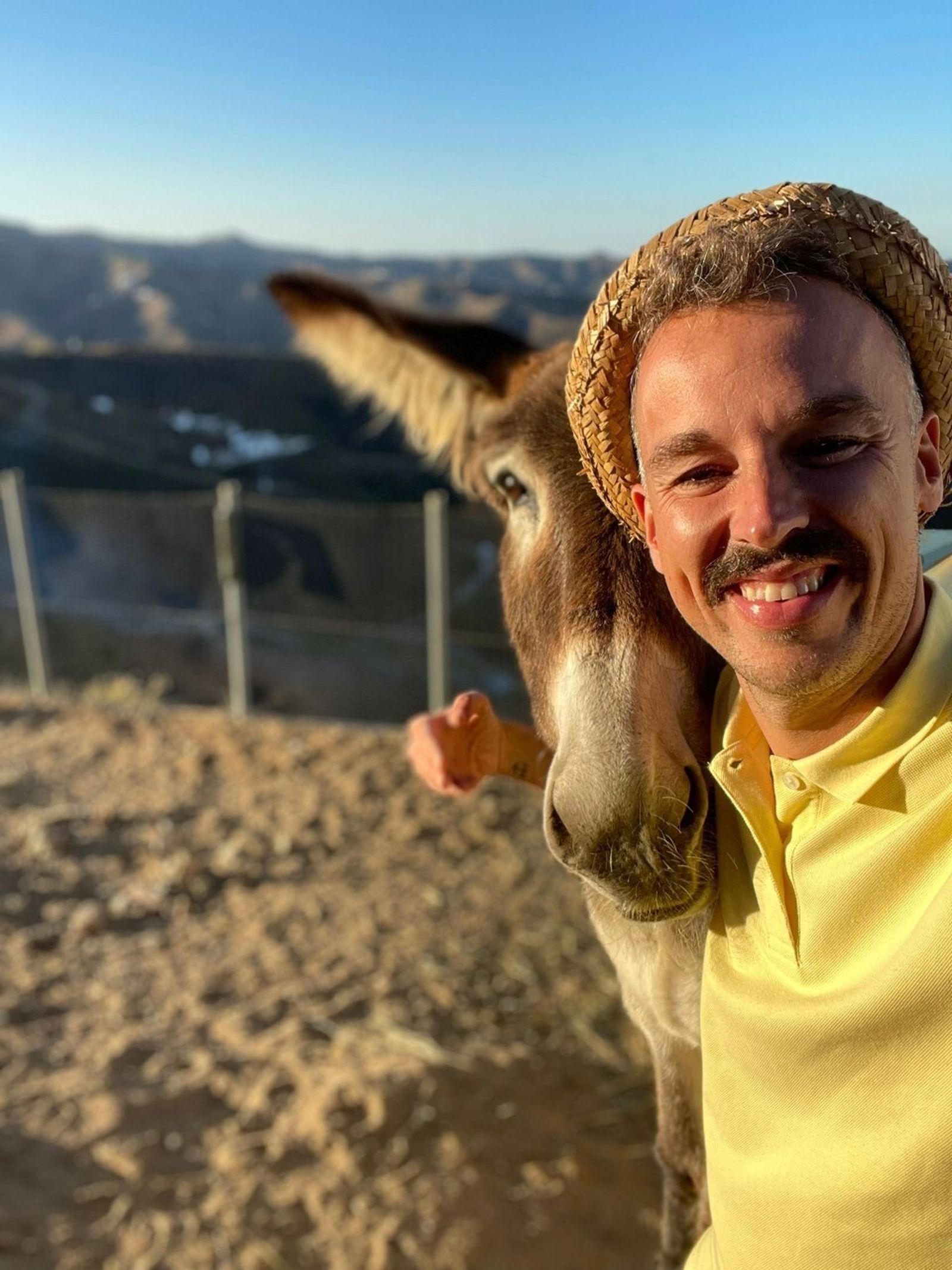 Ismael Fernández con la burrita ‘Baldomera’.