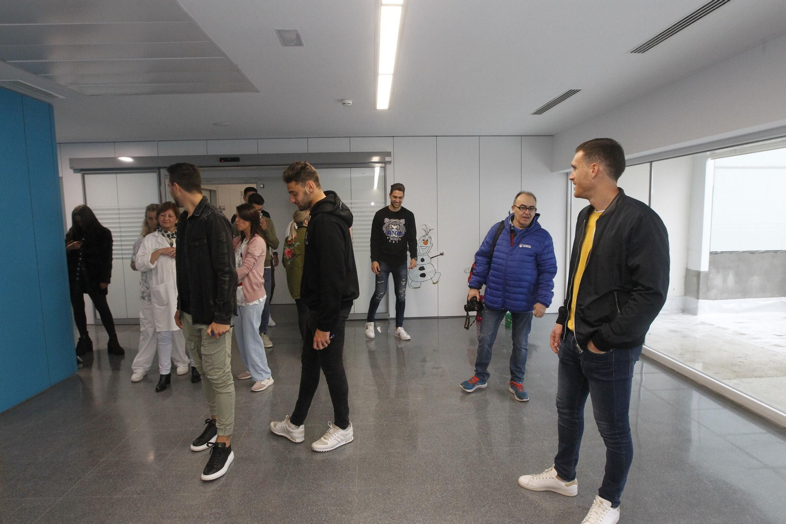 Fotogalería visita jugadores U.D. Almería Hospital Torrecárdenas