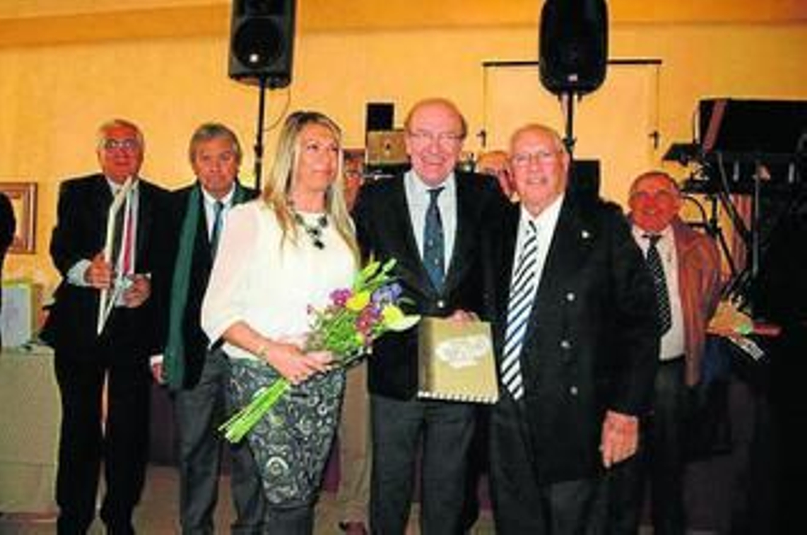 El alcalde de Huelva, junto a uno de los homenajeados.