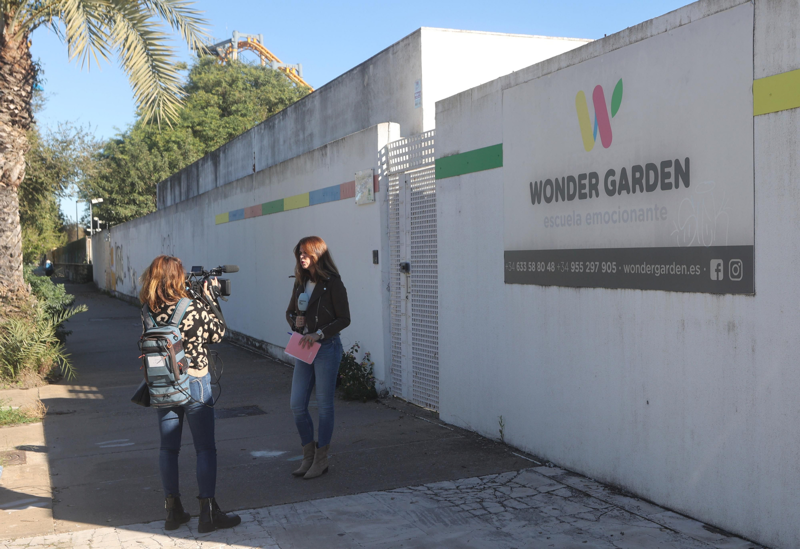 Una reportera y una cámara de televisión, delante de la guardería de donde se escapó la niña.