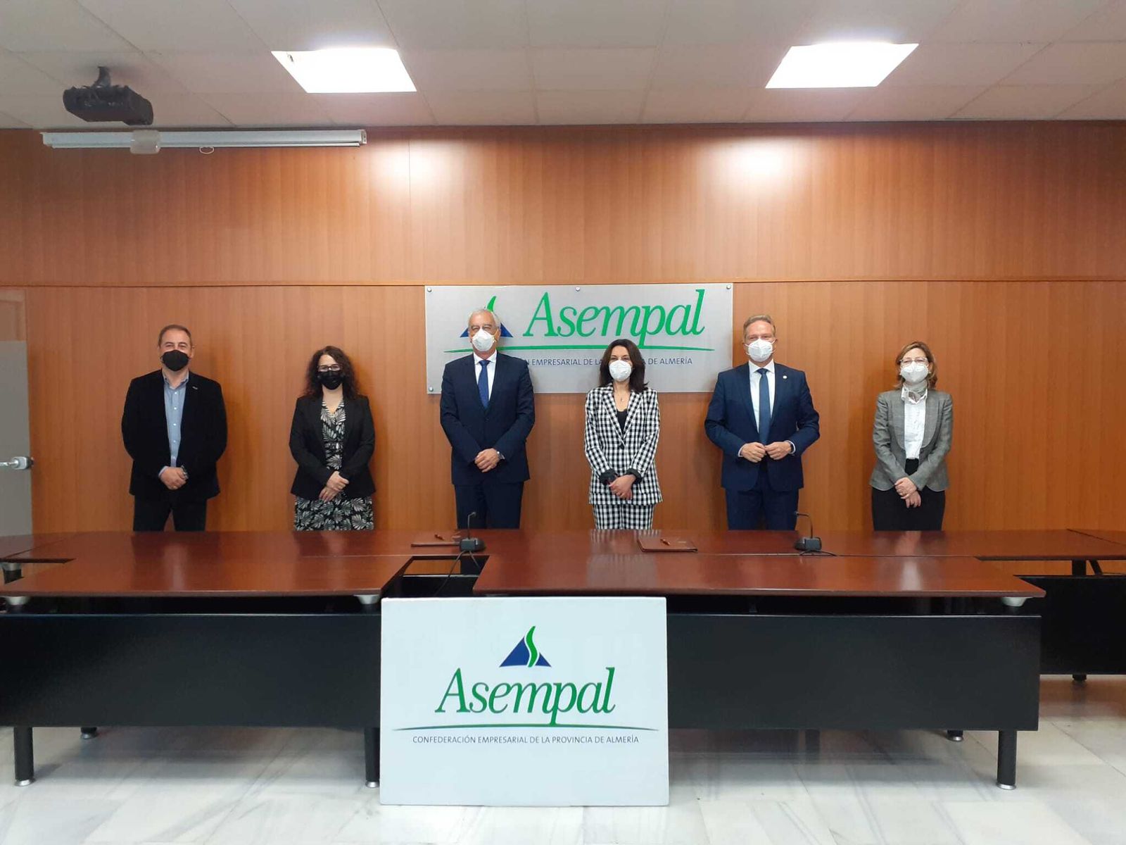 El presidente de la Confederación Empresarial de la Provincia de Almería, Asempal, José Cano, y la presidenta de la Asociación Española contra el Cáncer de Almería (AECC), Magdalena Cantero, han firmado el convenio.