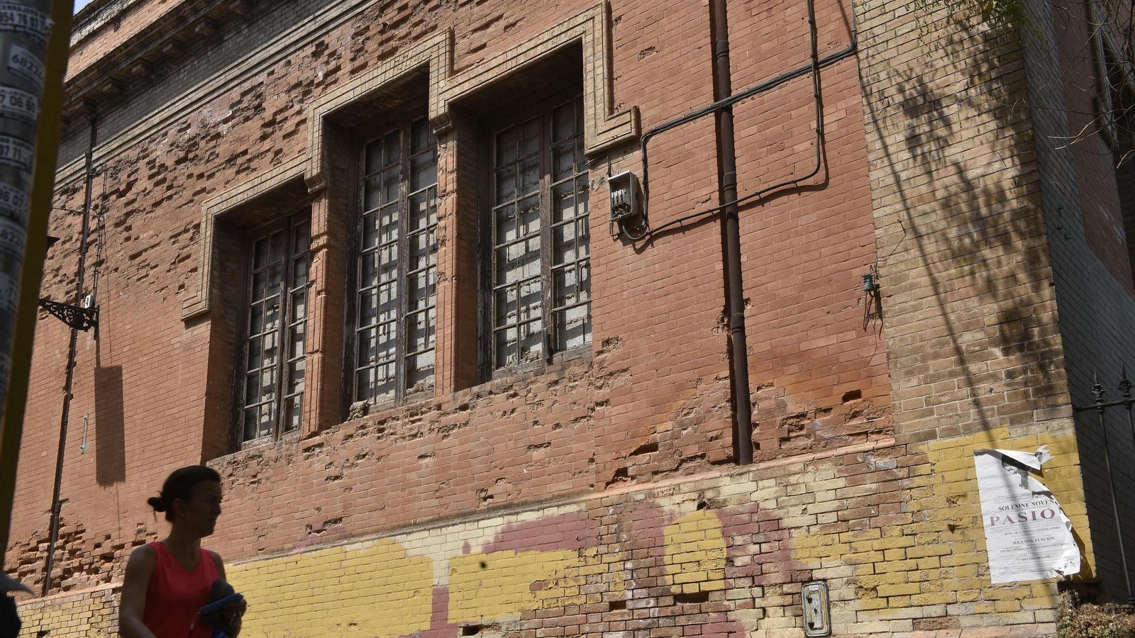 Mal estado de los ladrillos de la fachada del centro Paterri.