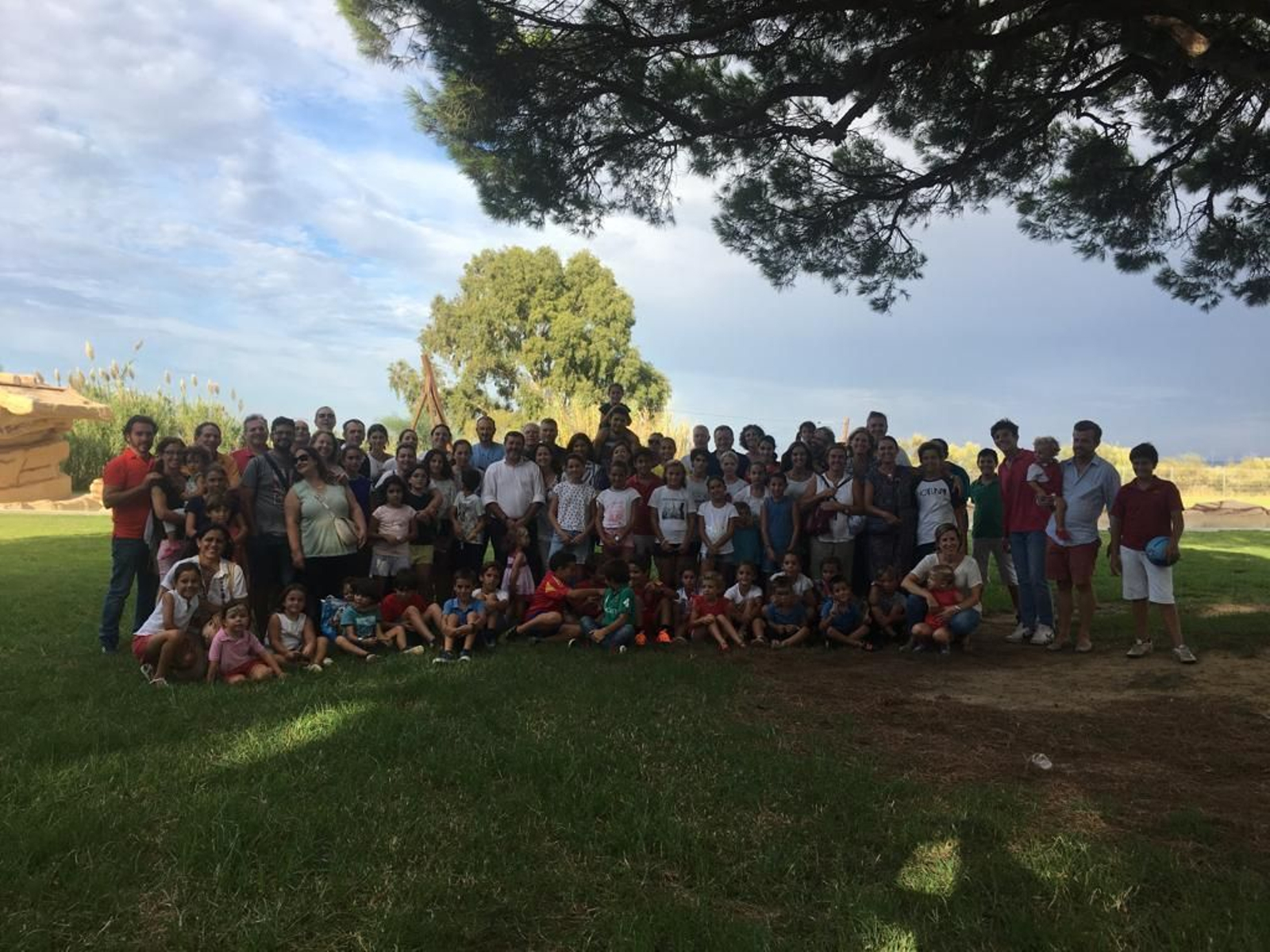 Los asistentes realizaron la tradicional foto de familia durante el encuentro.