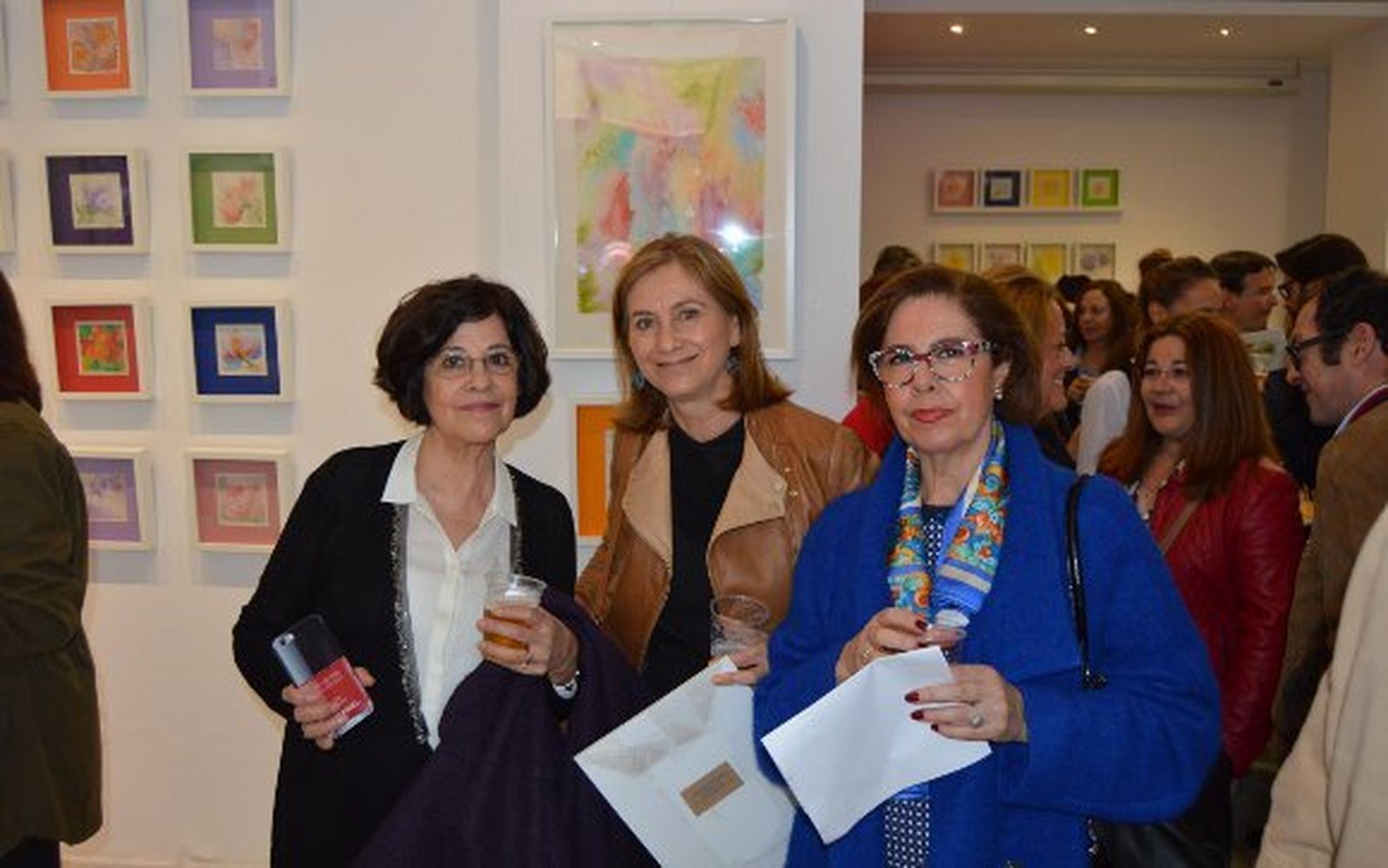 Angelita Pérez, Paqui Lucero y Carmen González de Cos, durante el cóctel de inauguración.  Foto: Ignacio Casas de Ciria