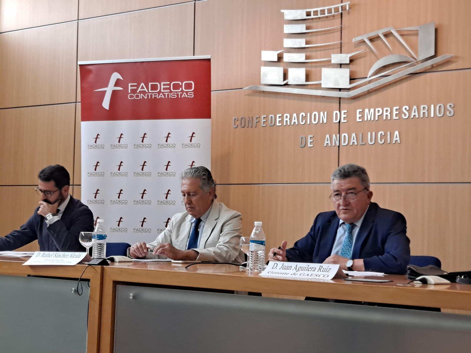 Jorge Fernández-Portillo, secretario general de Fadeco Contratistas; Rafael Sánchez Alcalá, presidente; y Juan Aguilera, presidente de Gaesco, la patronal sevillana de la construcción Jorge Fernández-Portillo, secretario general de Fadeco Contratistas; Rafael Sánchez Alcalá, presidente; y Juan Aguilera, presidente de Gaesco, la patronal sevillana de la construcción