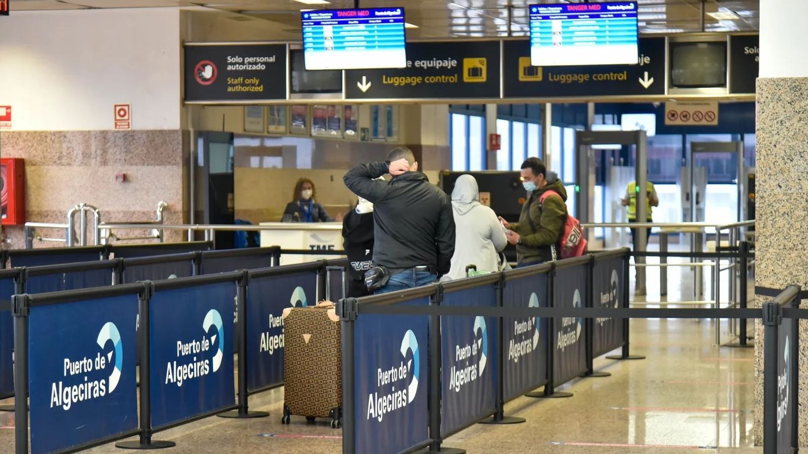 Una cola de embarque en la estación marítima del Puerto de Algeciras.