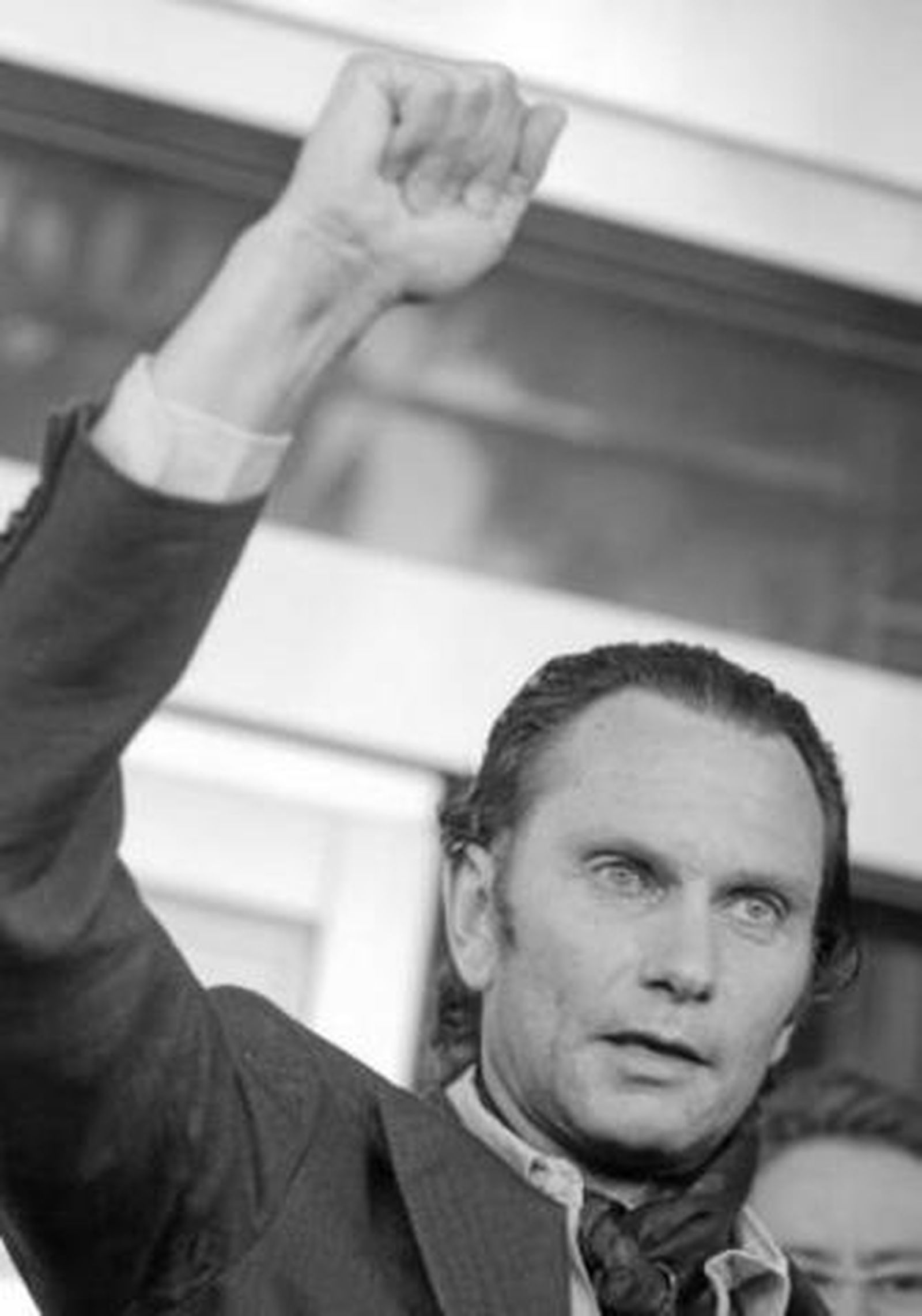 Julio Aparicio, ayer, en la puerta del Hospital Doce de Octubre de Madrid, tras recibir el alta.