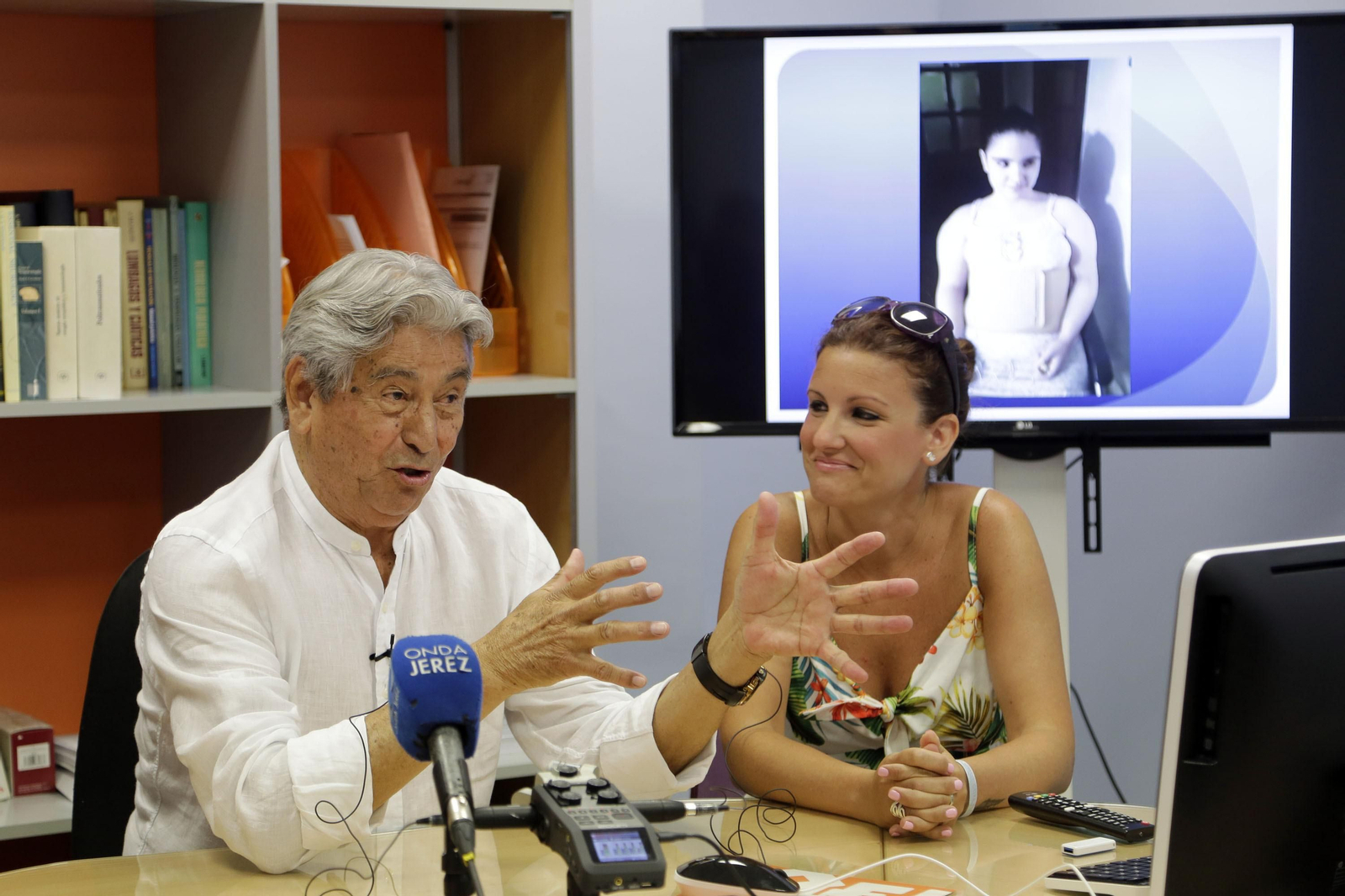 El doctor Mario Velarde junto a la madre de Alba, Carolina Pacheco, ayer durante su comparecencia. Al fondo, una imagen de la joven tras la operación.