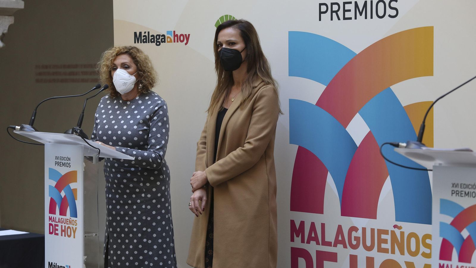 María Antonia Estecha (izq.) y Pilar Lara, de la UCI del Clínico.