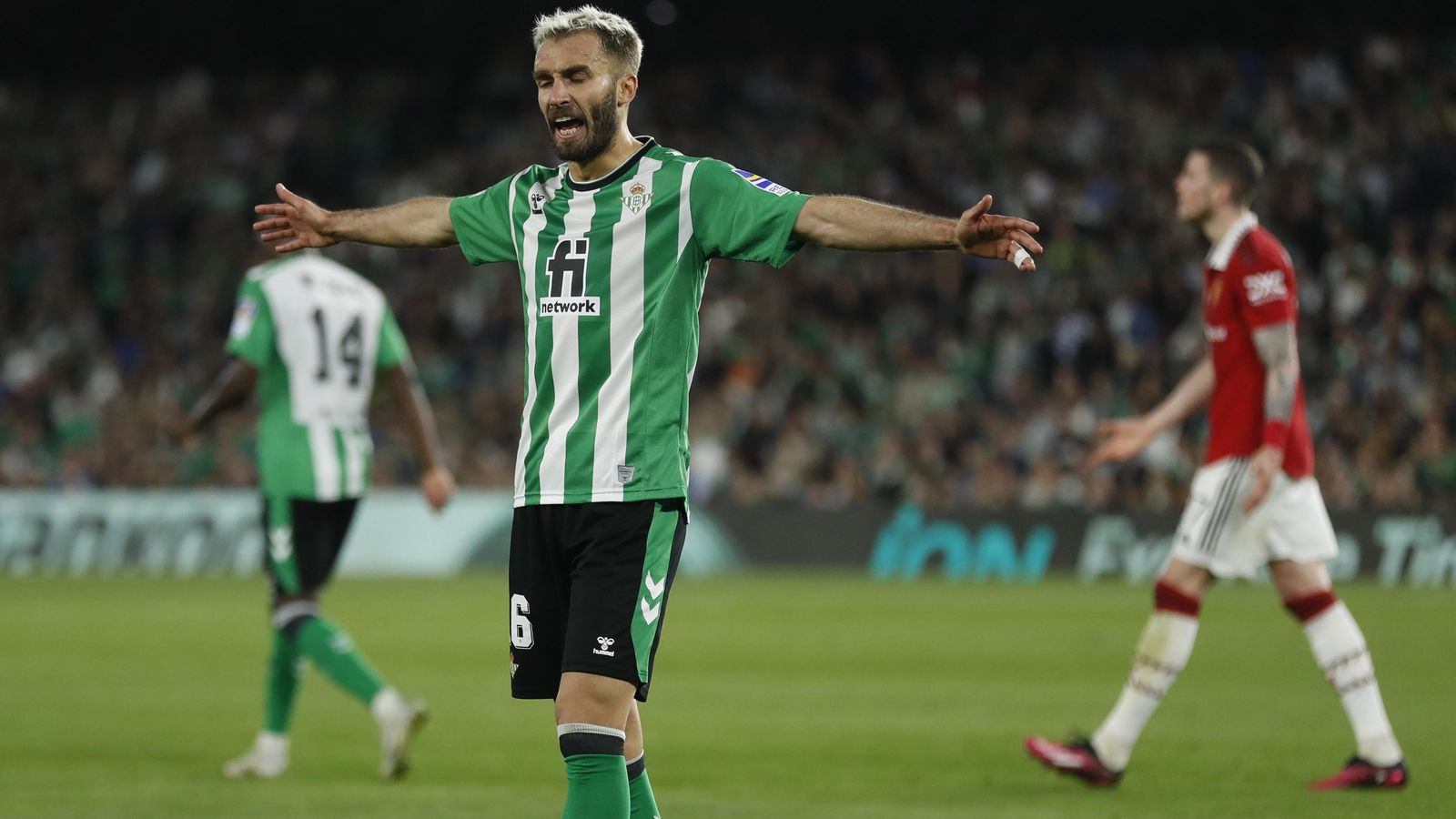 Pezzella protesta una acción.