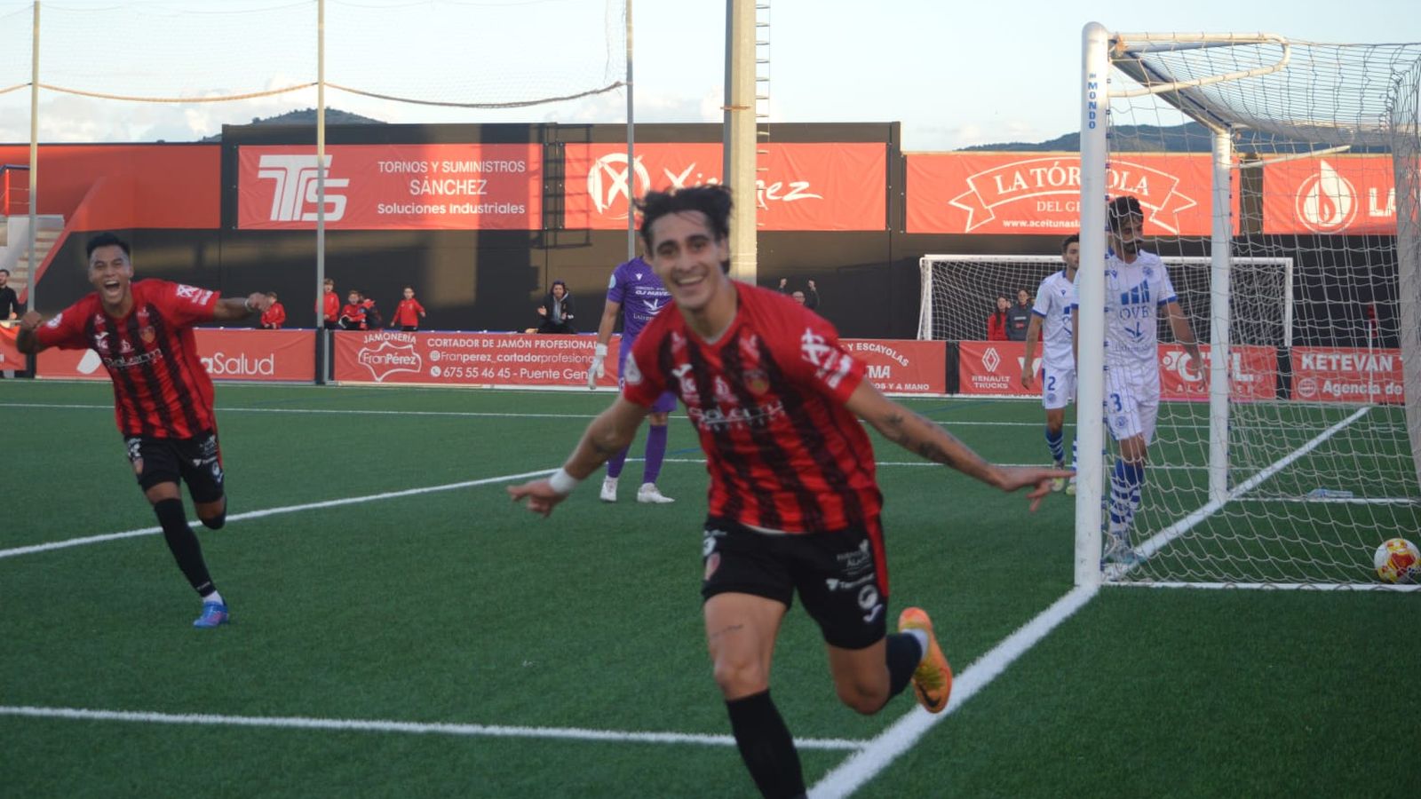 Tommy Montenegro celebra un gol durante un duelo en casa.