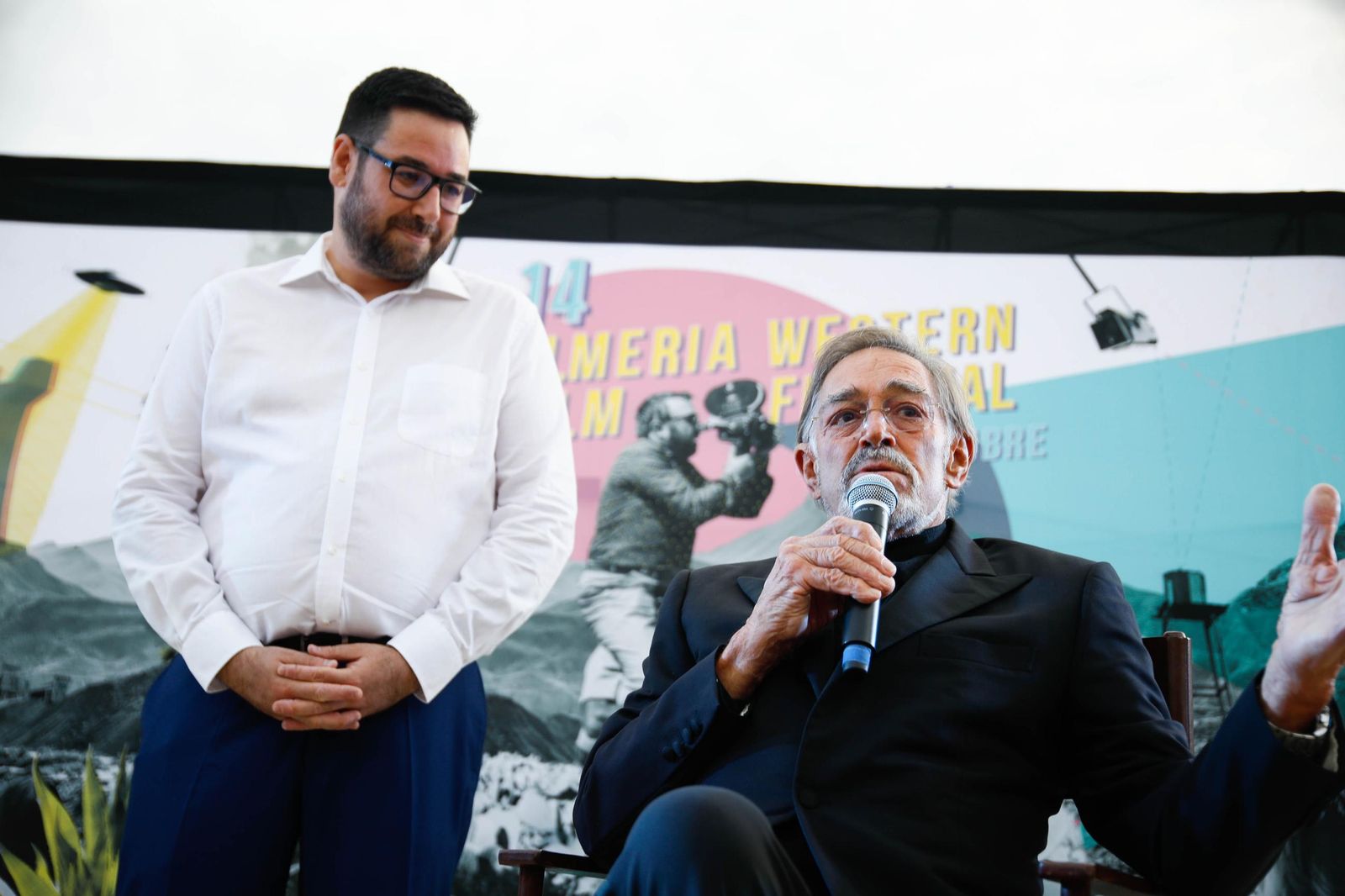 Descubrimiento de la silla del actor Fabio Testi en el Paseo de la Fama de Tabernas, en imágenes