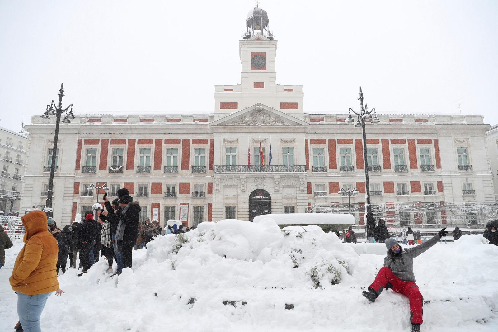 El segundo día del temporal 'Filomena' en imágenes: más nieve y caos