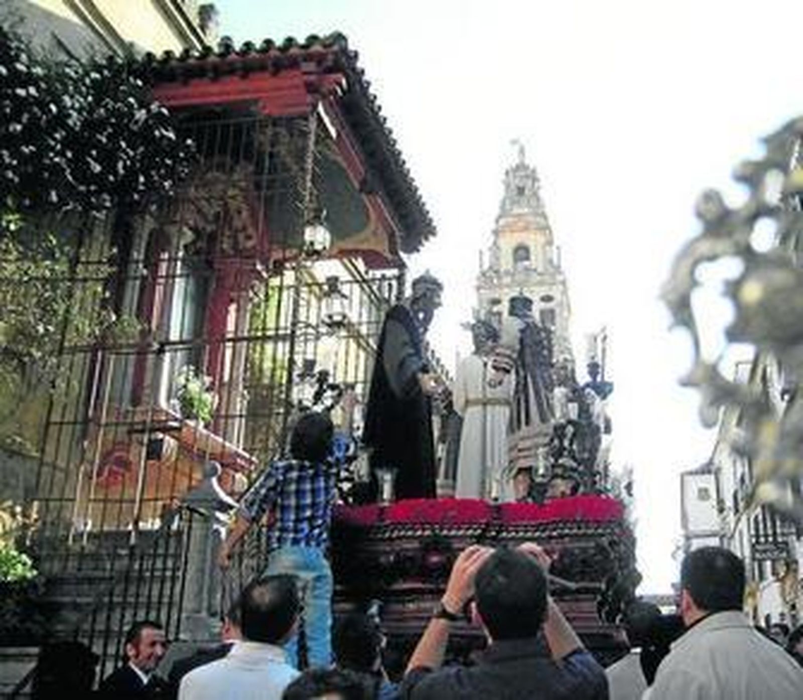 El Señor del Perdon, en la calle Cardenal Herrero, ante la Virgen de los Faroles.