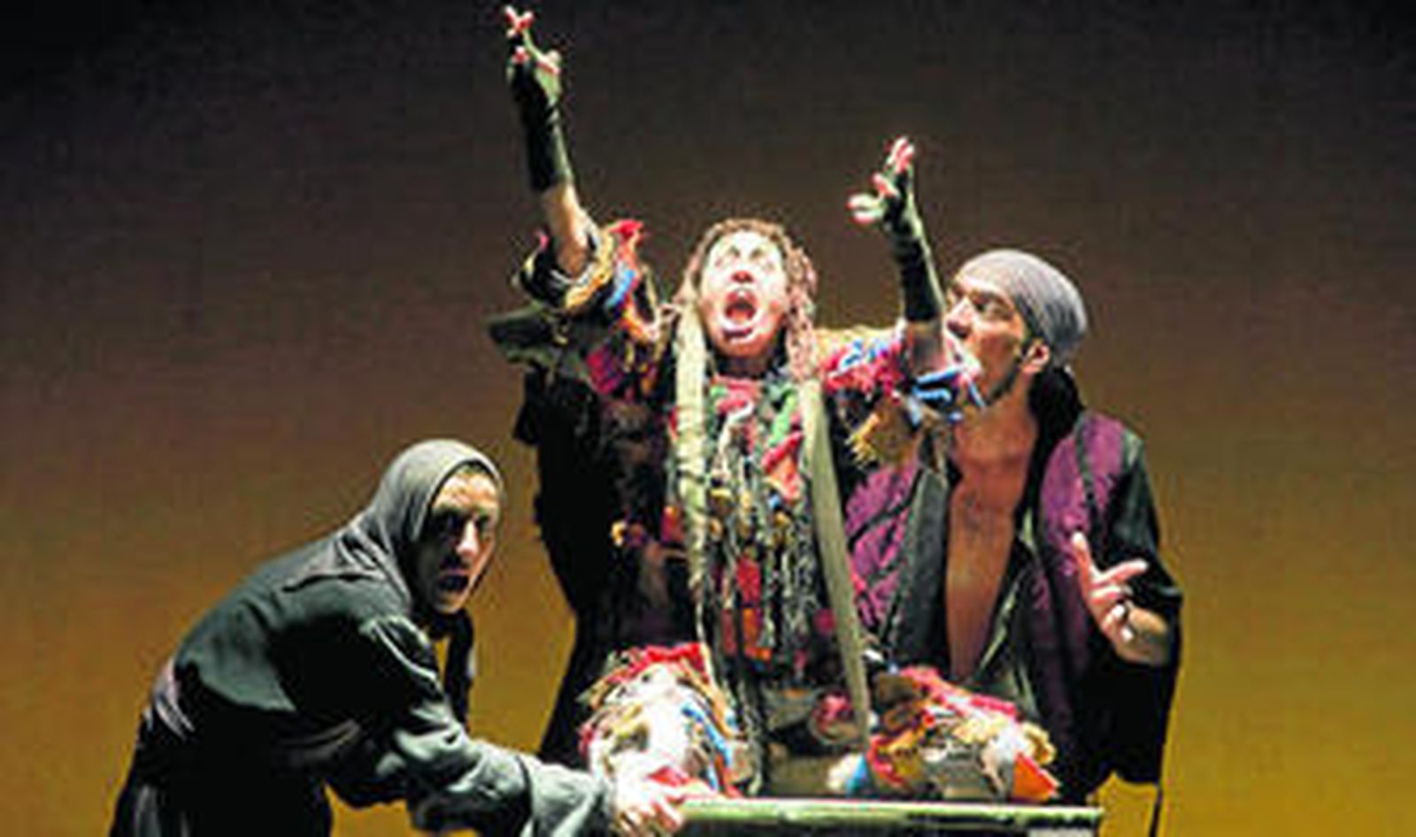 Una escena del montaje de 'Divinas Palabras' que Atalaya estrenó en 1998, primera obra de Valle Inclán que la compañía sevillana llevó a escena.