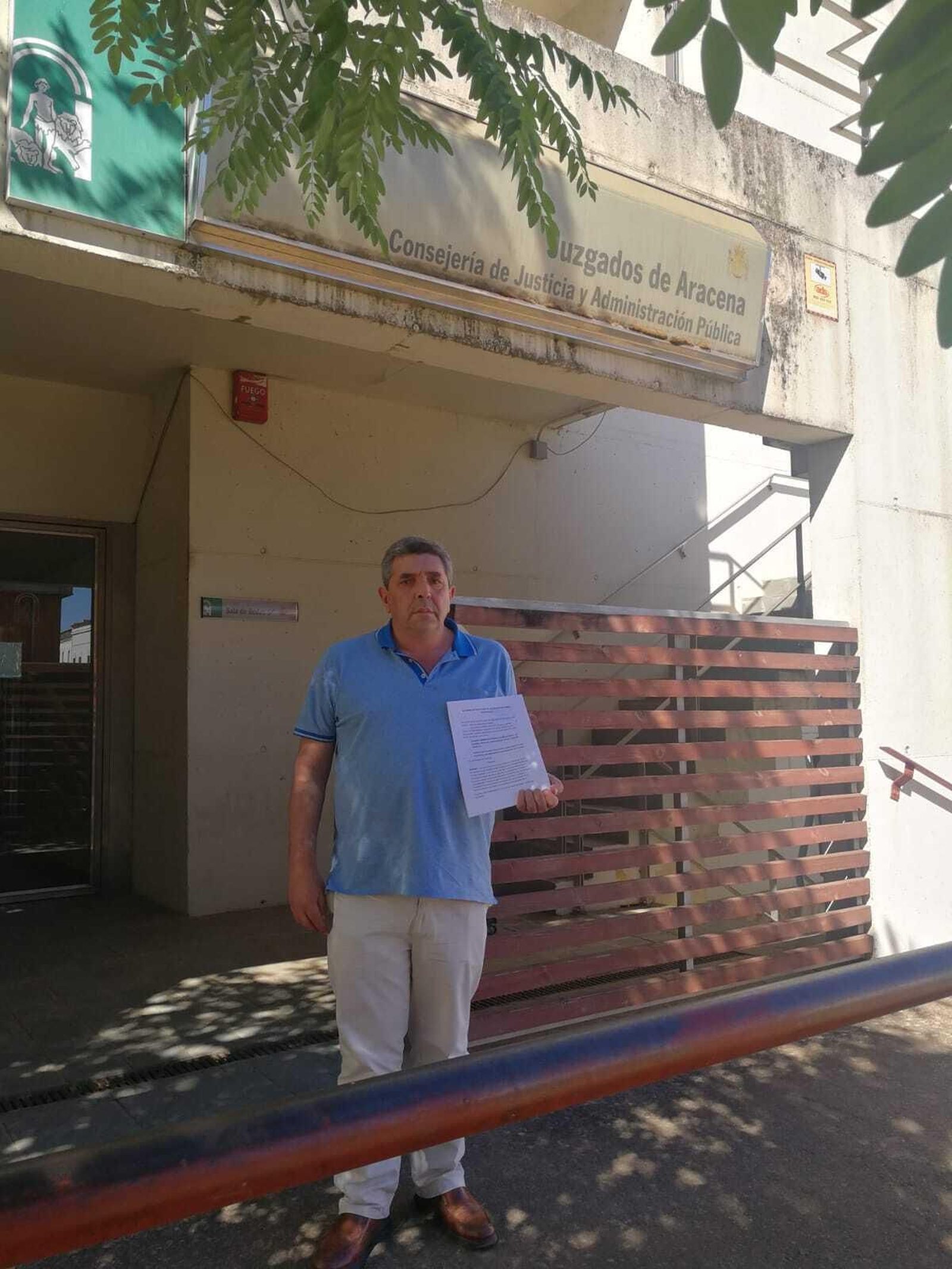 El empresario jabugueño Julian García, tras presentar la denuncia en los juzgados de Aracena.