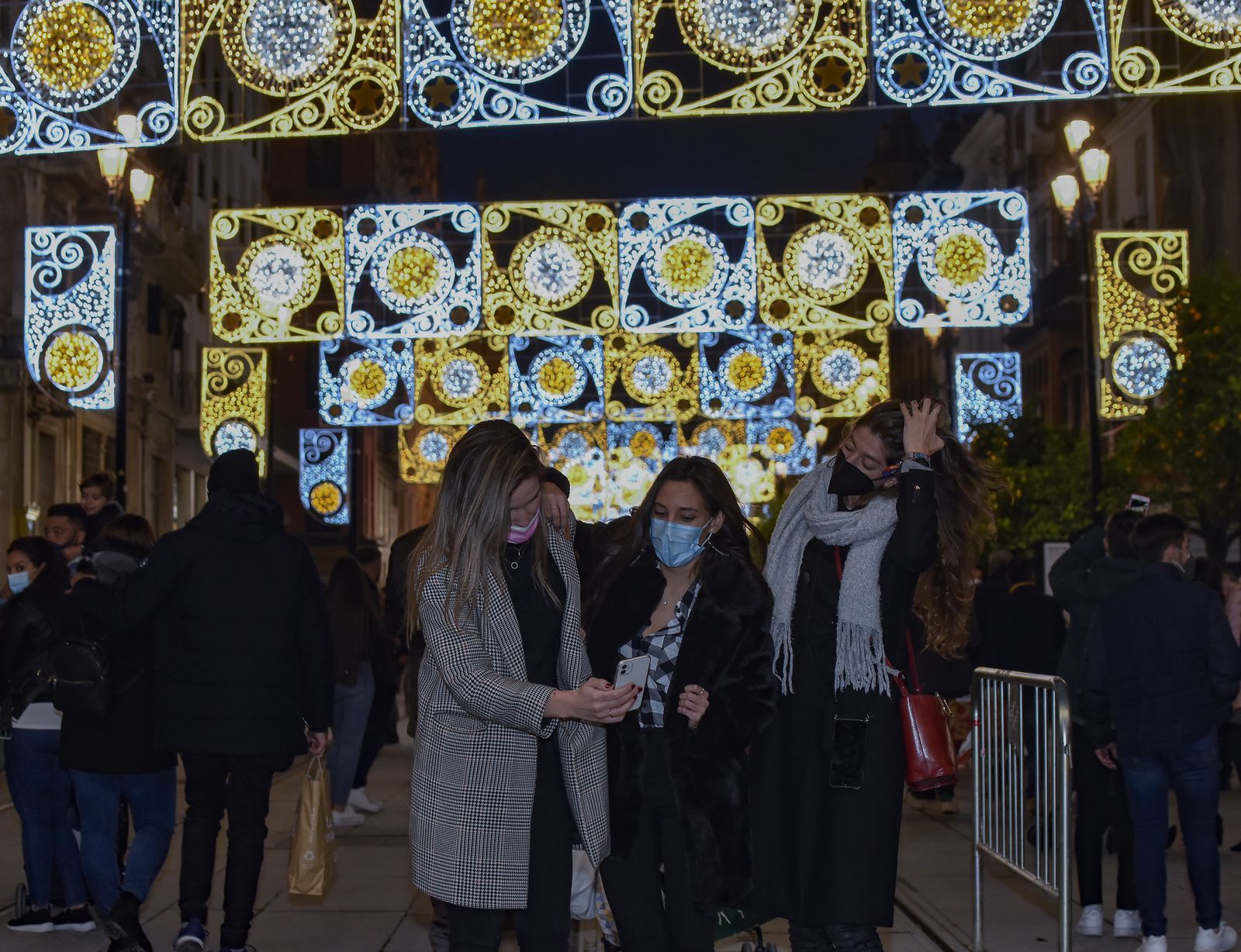 Sábado de ambiente, y encendido de luces de Navidad en Sevilla