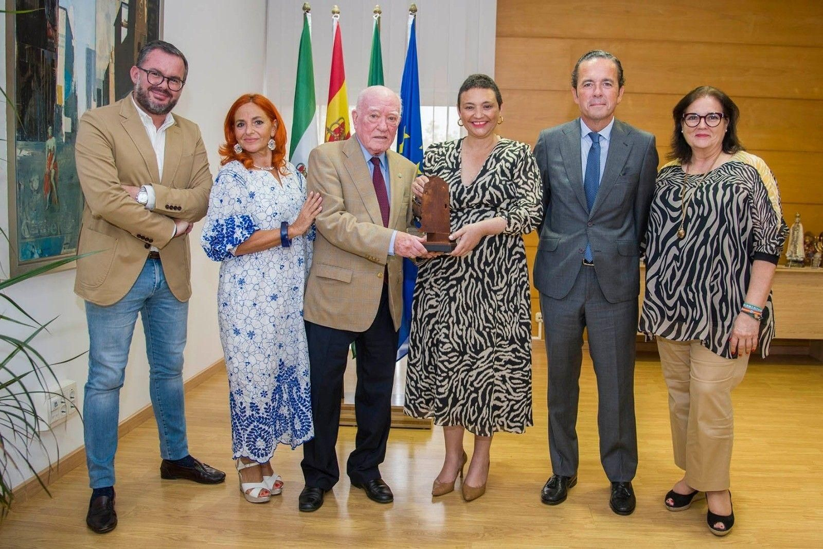 Margarita del Cid recibe a los representantes del Centro Asturiano de Málaga-Torremolinos.