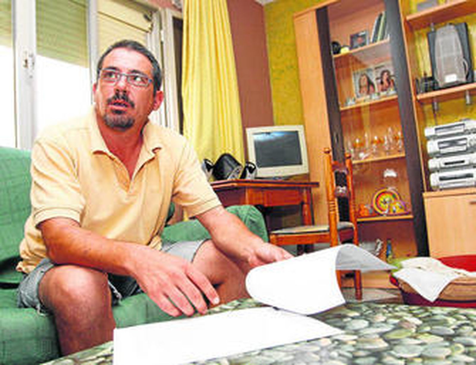 Eliseo Cisneros, ayer en la casa sobre la que pesa el desalojo.