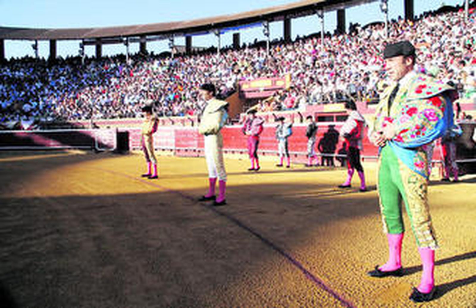 Paseíllo esperado en La Merced. Emilio Silvera, José Tomás y El Cid rompen plaza ante el impresionante lleno de público que La Merced registró ayer en el cierre de las Colombinas.