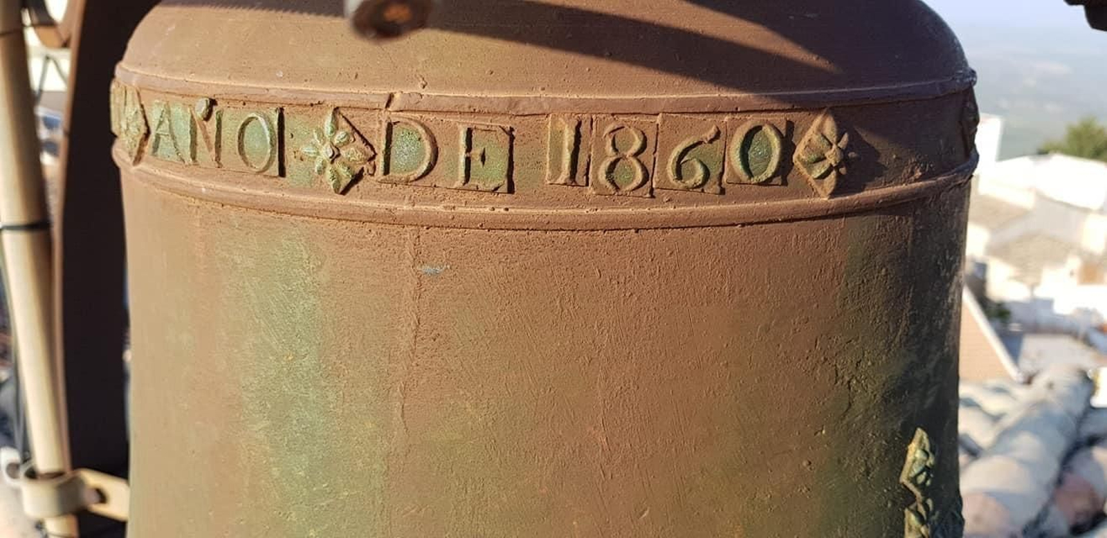 El campanario de la iglesia se enorgullece de hacer sonar una campana de 1860. El campanario de la iglesia se enorgullece de hacer sonar una campana de 1860.