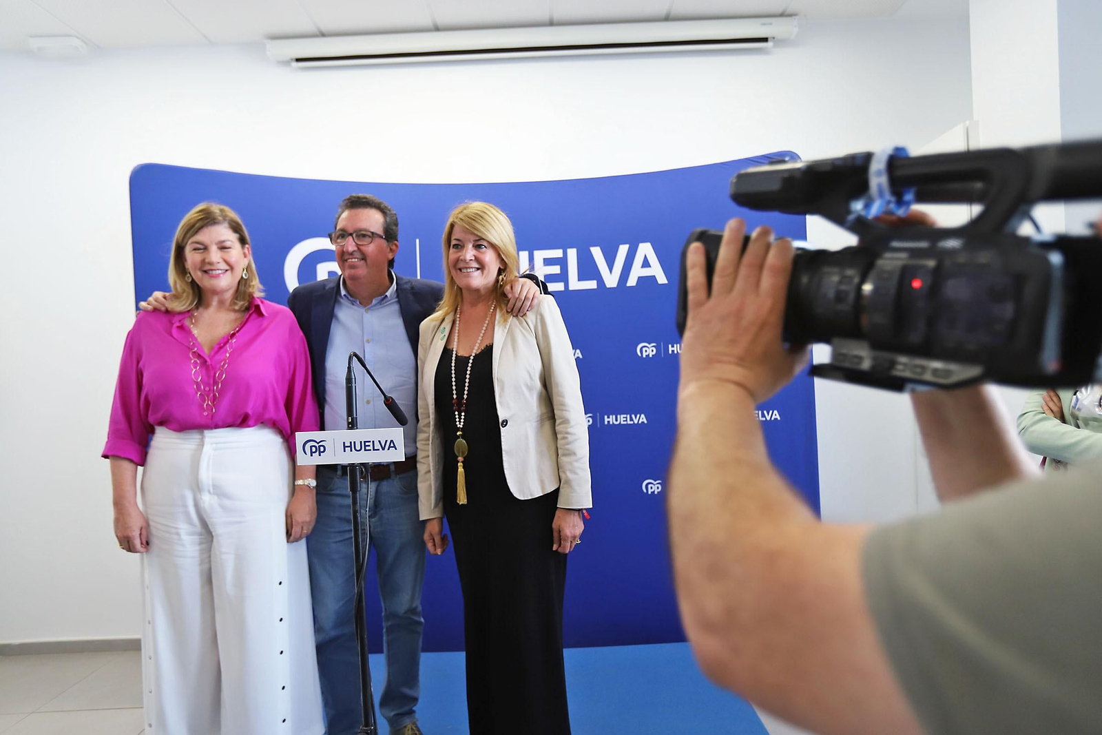 Imágenes del acto de inicio de campaña en la sede del PP