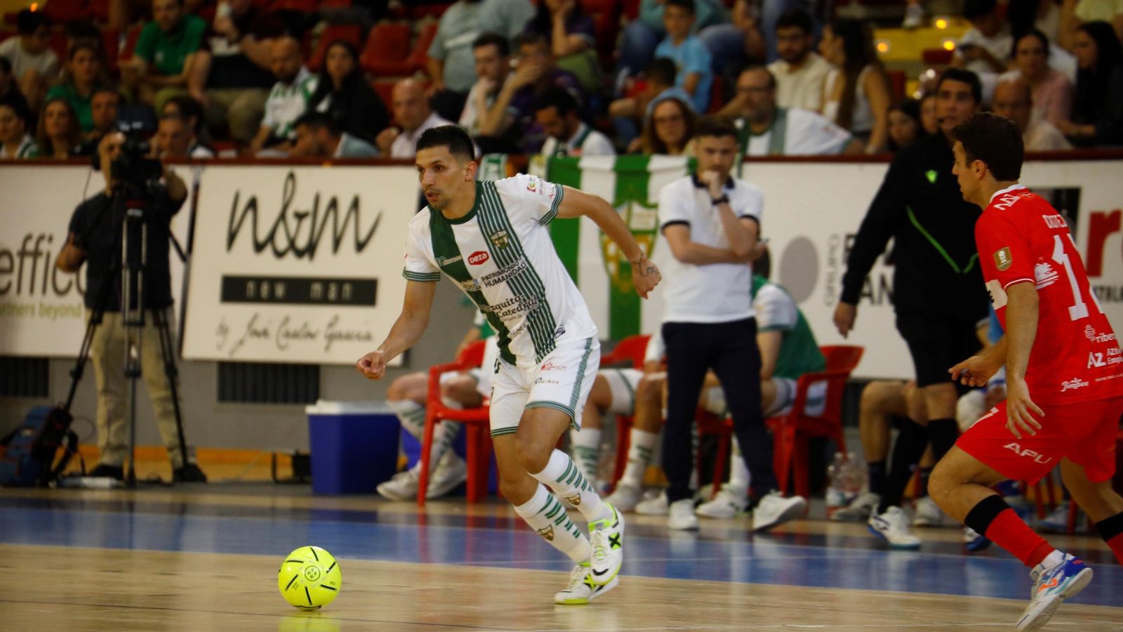 Arnaldo Báez es presionado por un rival.