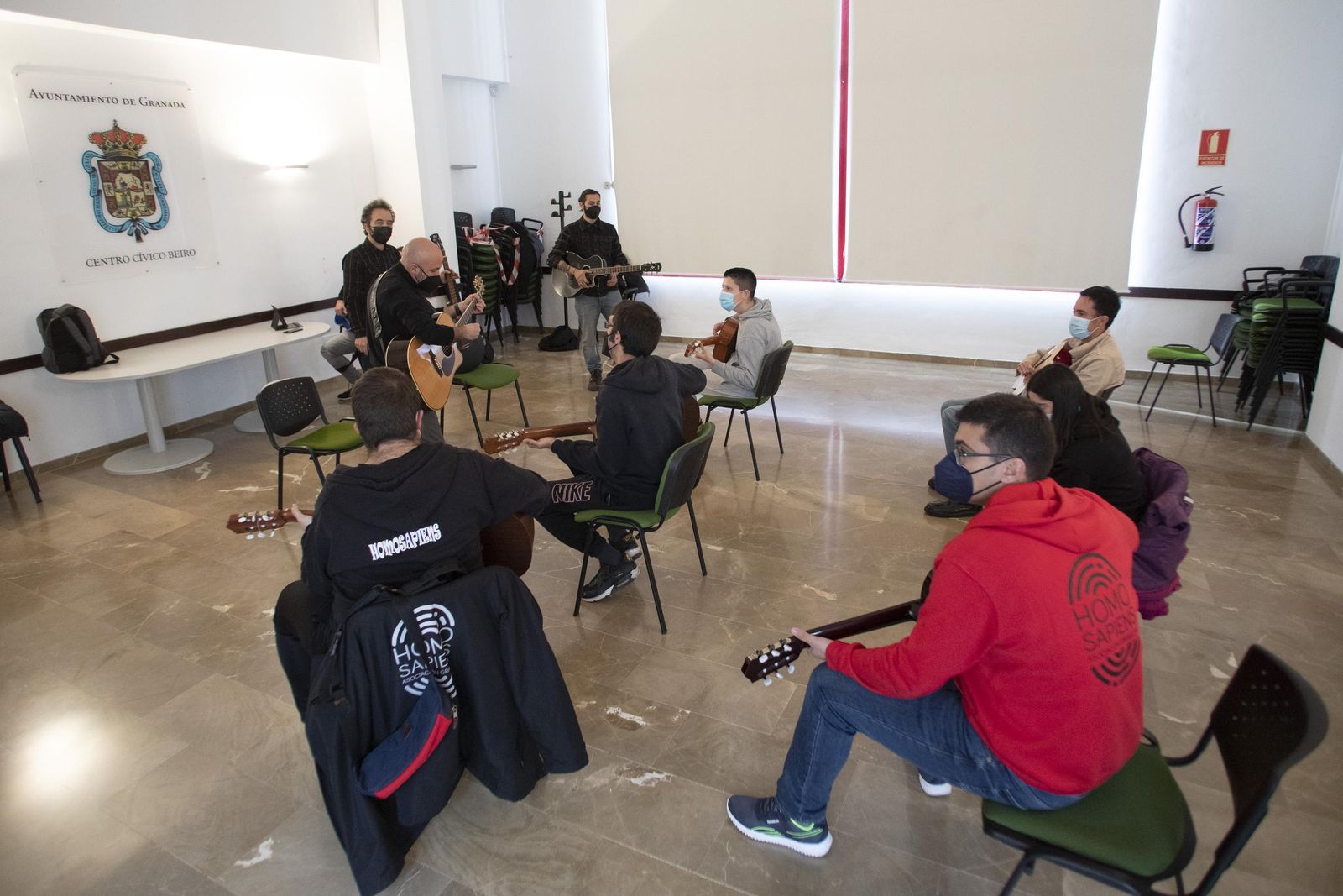 Fotos: Popi y Quini Almendros enseñan música a los jóvenes de la Asociación Homo Sapiens