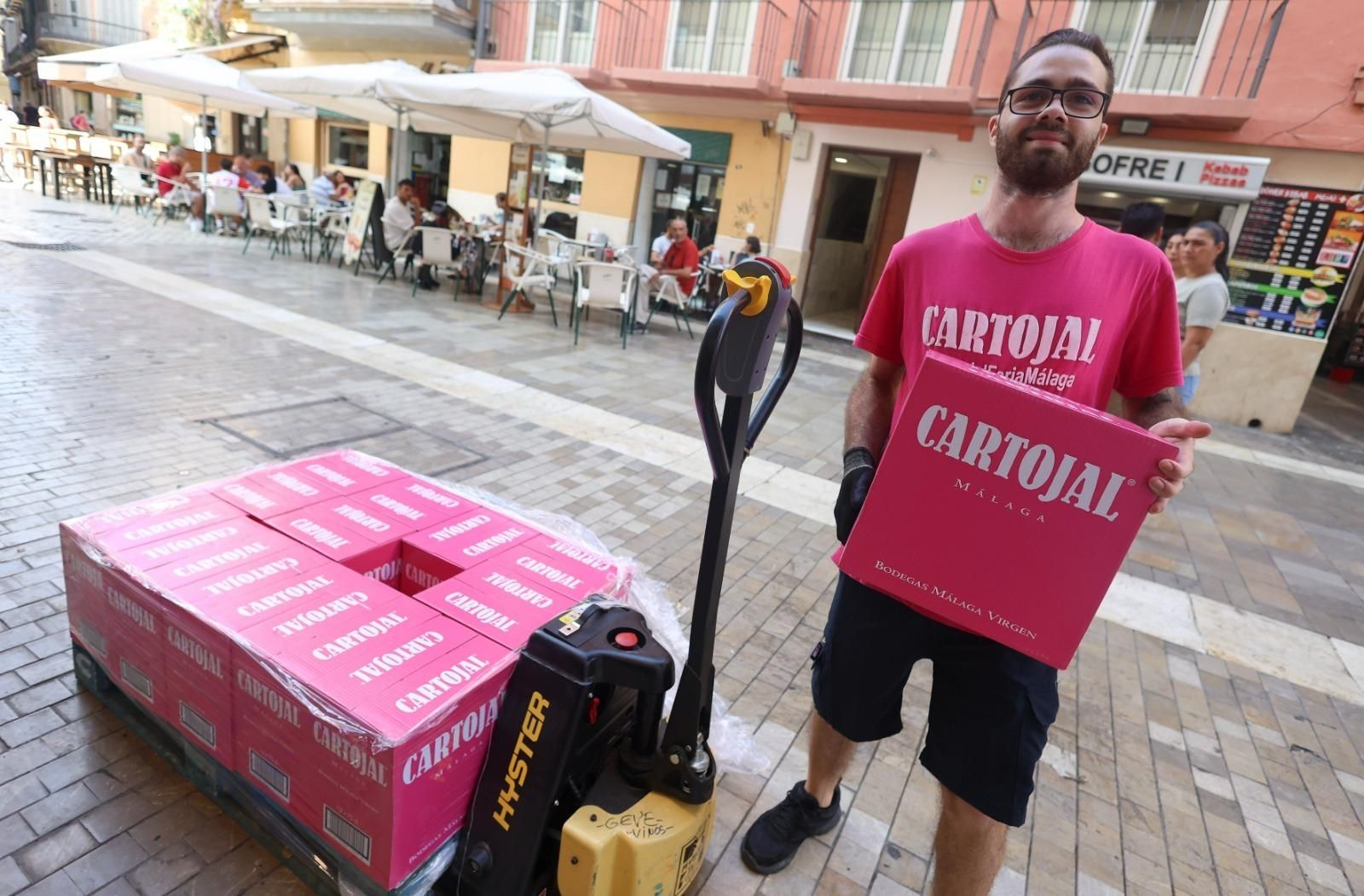 Los bares del Centro de Málaga cargan provisiones para la Feria