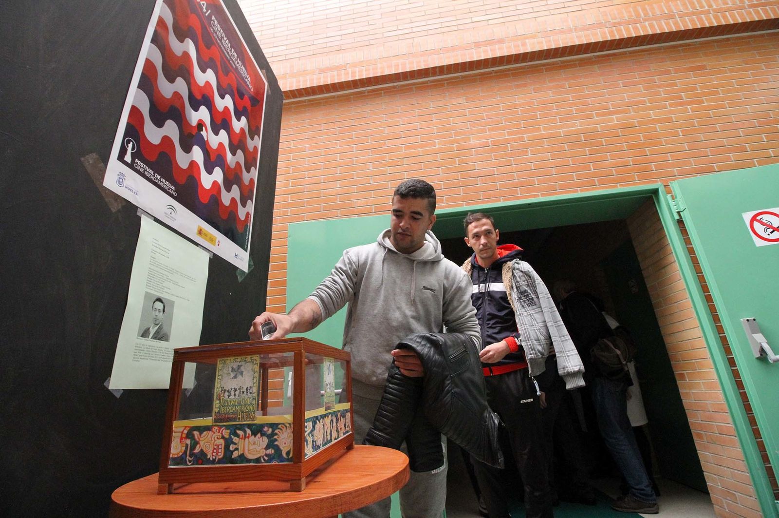 "El Piedra" visita la cárcel de Huelva, en imágenes