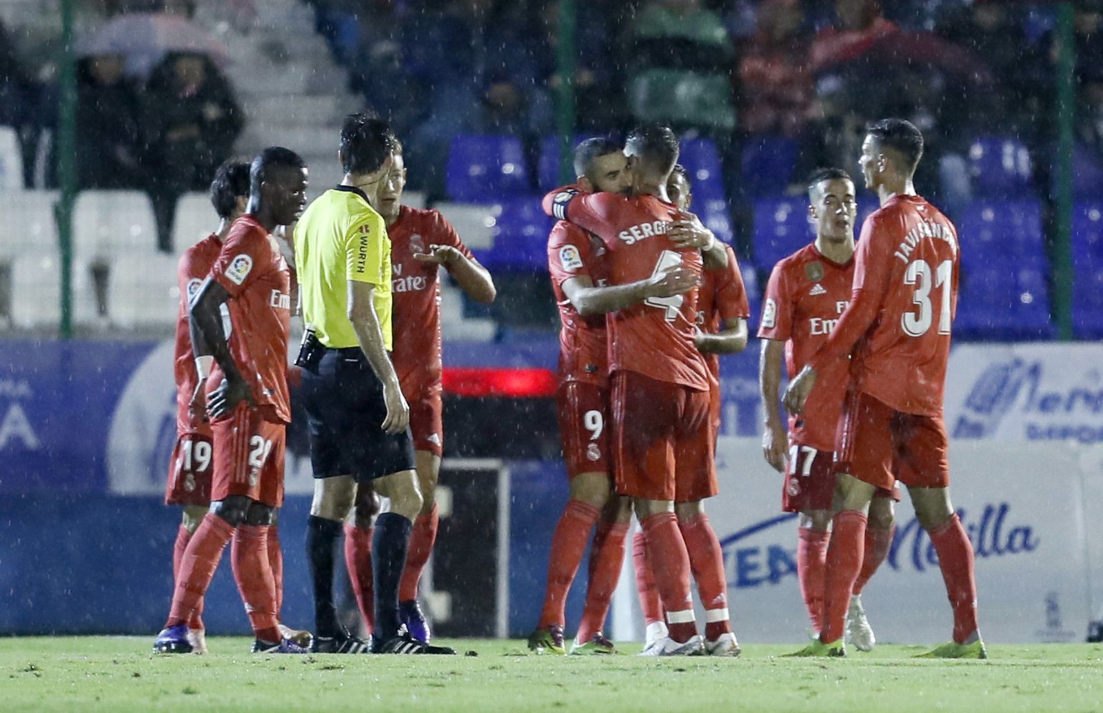 Los jugadores del Madrid celebran uno de los goles al Melilla
