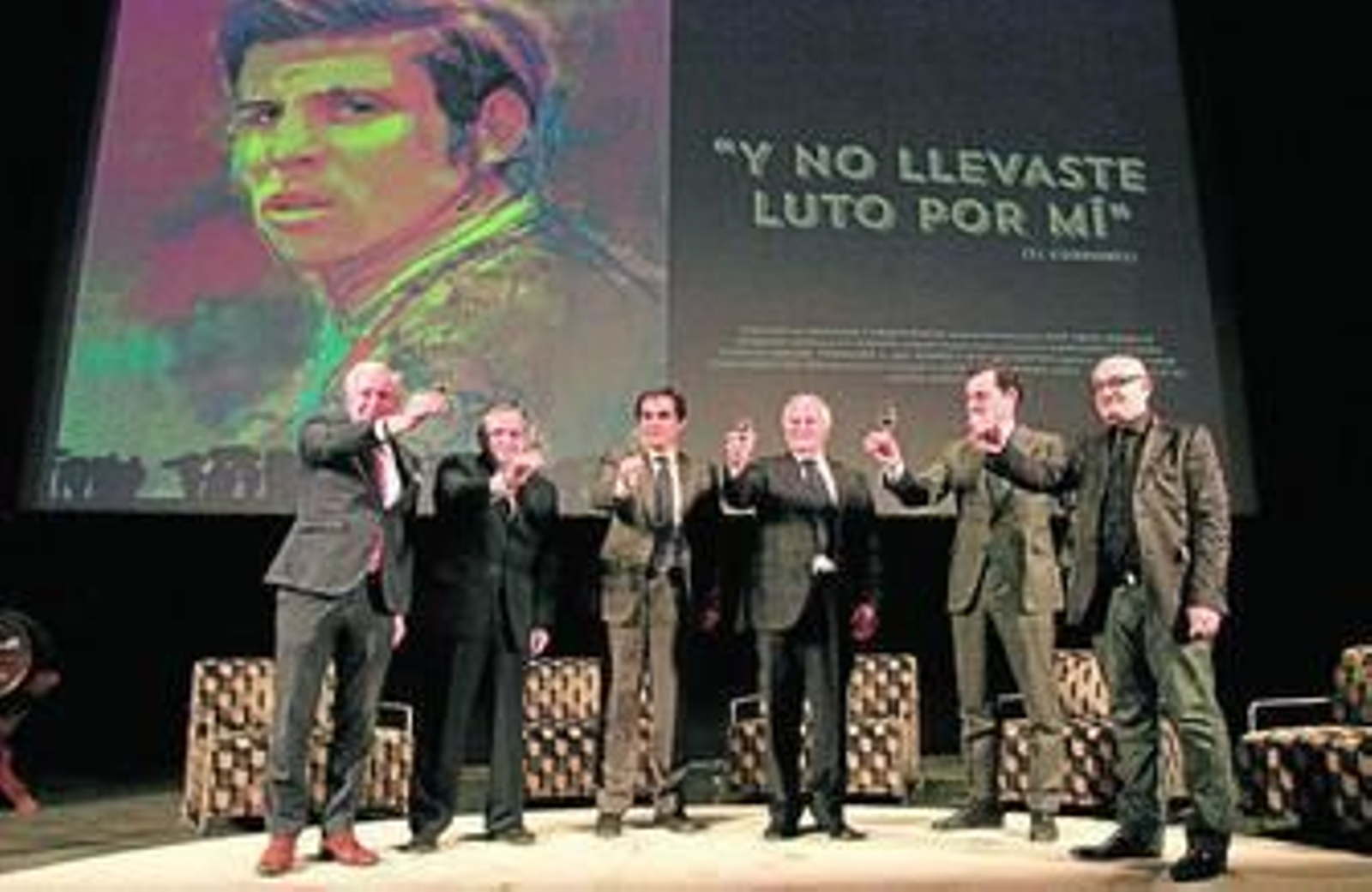 El Cordobés, junto a Nieto y el resto de participantes en la presentación de la película, ayer en el Teatro Góngora.