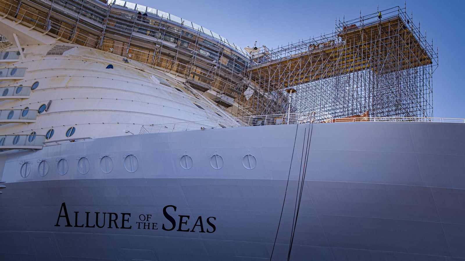 Las imágenes del interior del crucero 'Allure of the Seas' que se encuentra reparando en navantia Cádiz