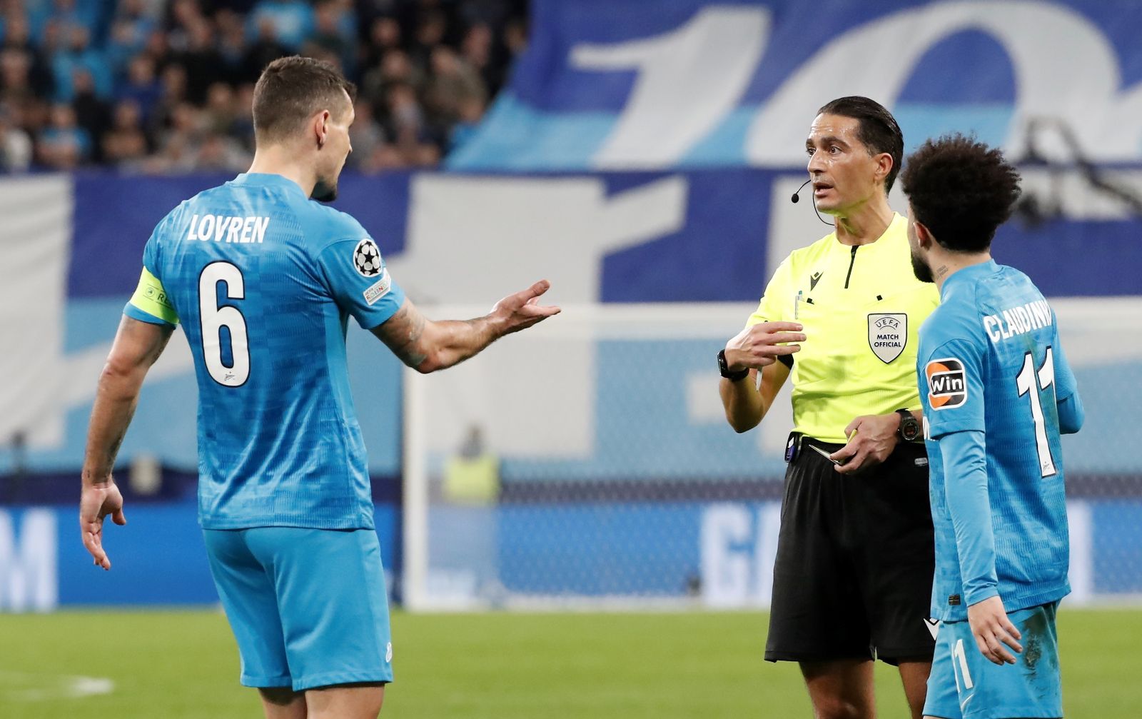 Lovren, con el brazalete de capitán, protesta al árbitro durante un partido de Champions.