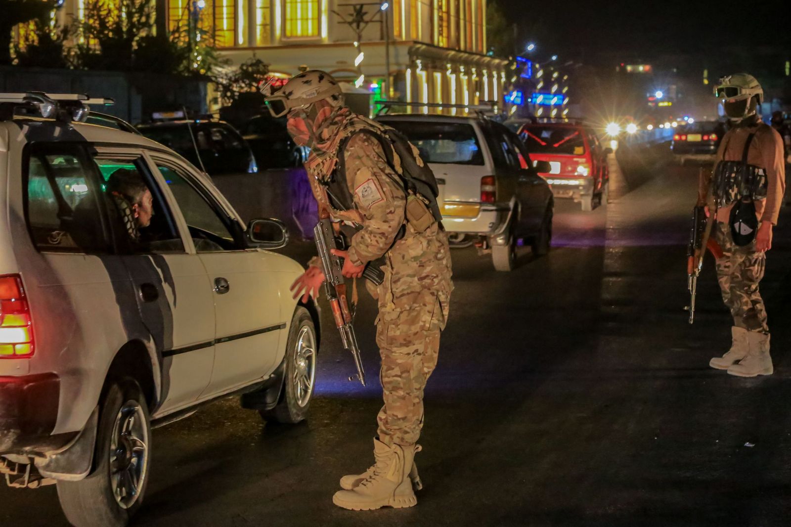 Soldados talibanes vigilan las calles de Kabul este viernes tras el ataque de Pakistán.