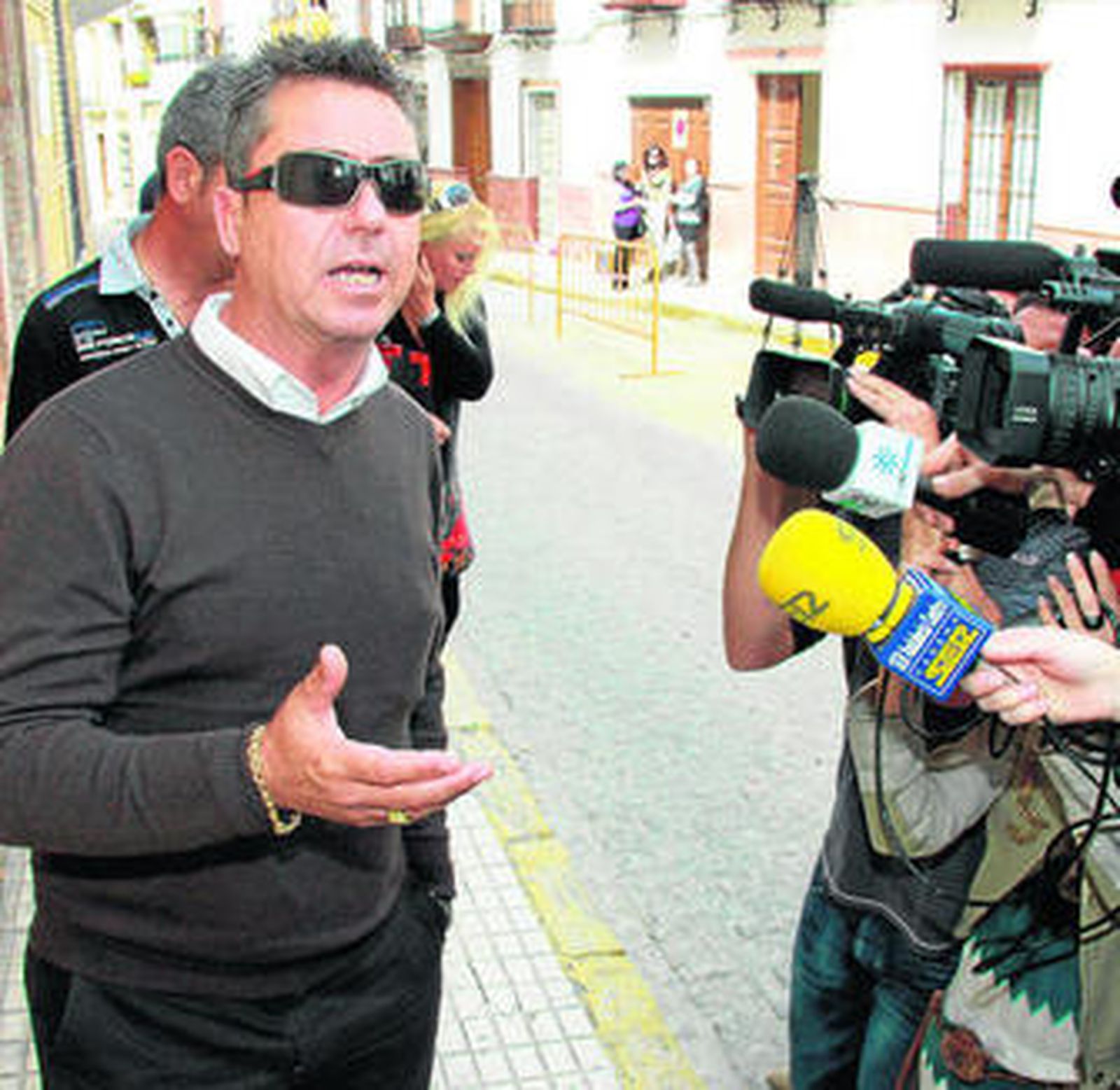 Manuel Reina se dirige a los medios después de declarar ante la magistrada.