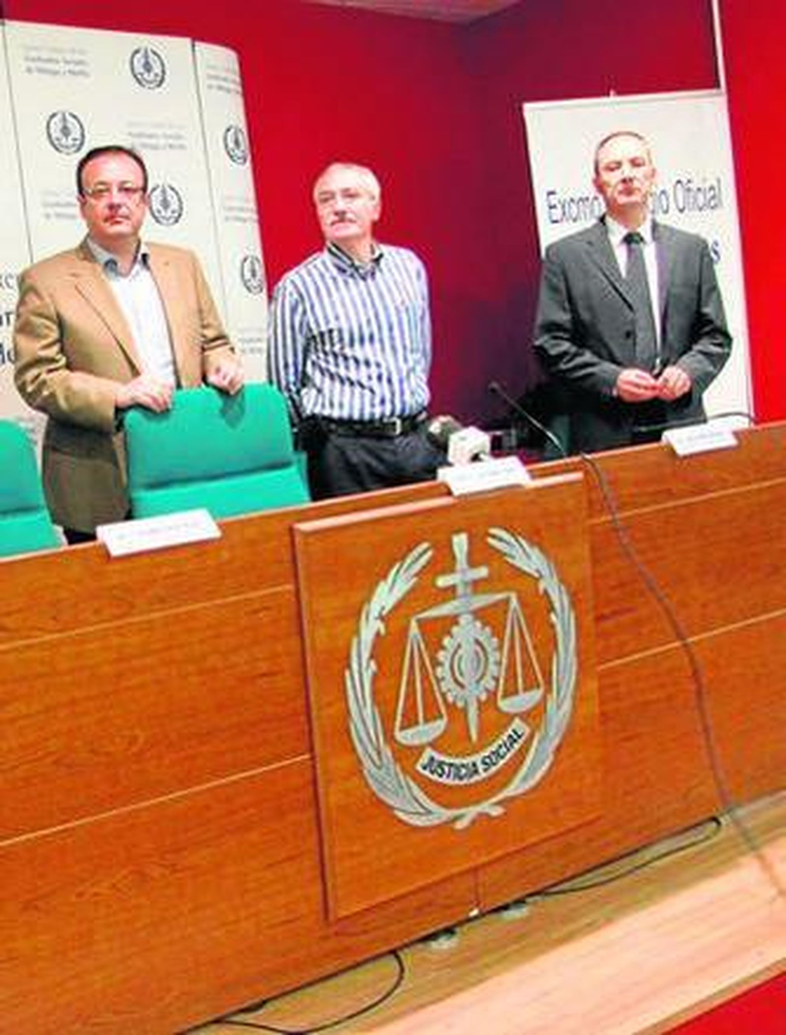 Hernández, Almirón y Cabezas, ayer, en el Colegio de Graduados Sociales.