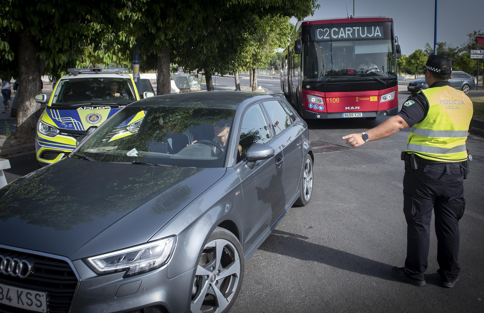 Calor y buen ambiente en la entrada del concierto de Manuel Carrasco