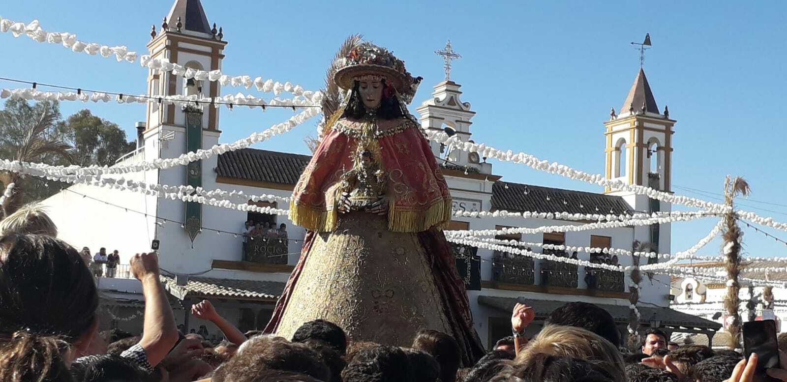 La Virgen del Rocío a su paso por la casa hermandad de Gines.