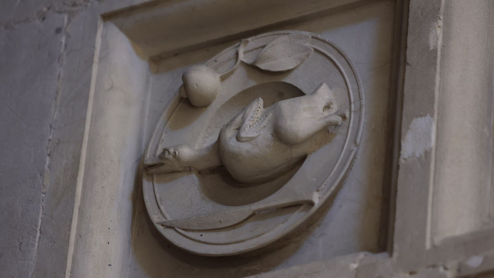 El pato perfectamente tallado en la piedra.