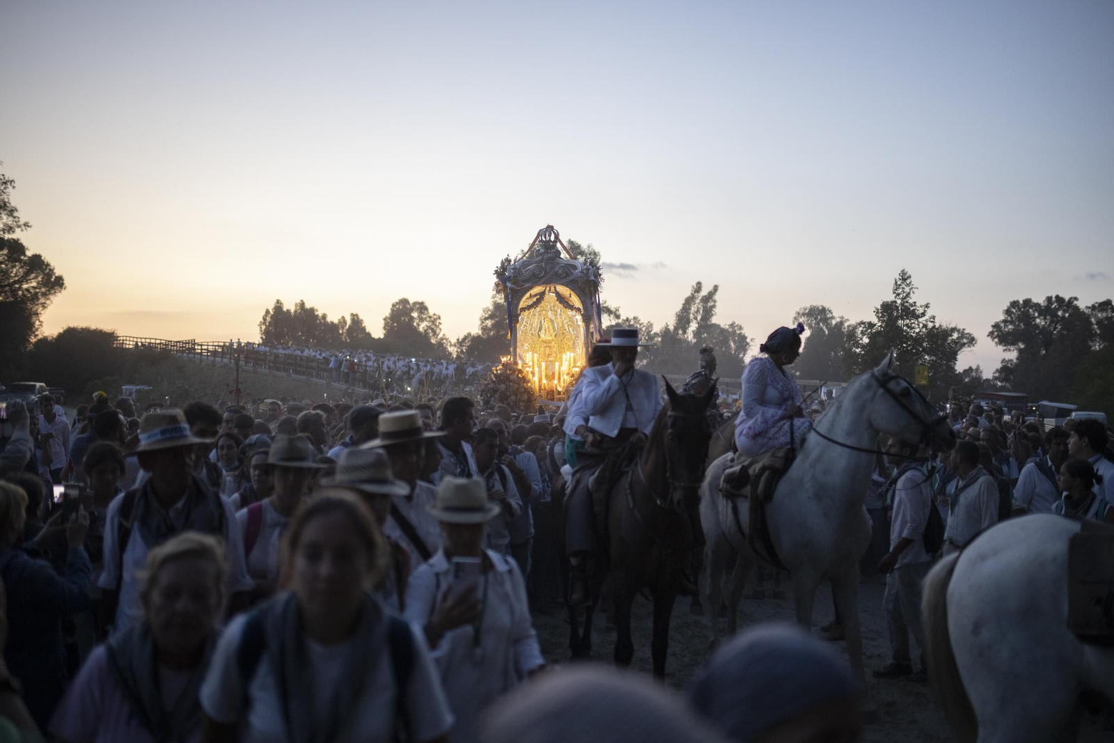 El Rocío 2023: Imágenes de la entrada de la Hermandad de Huelva en El Rocío