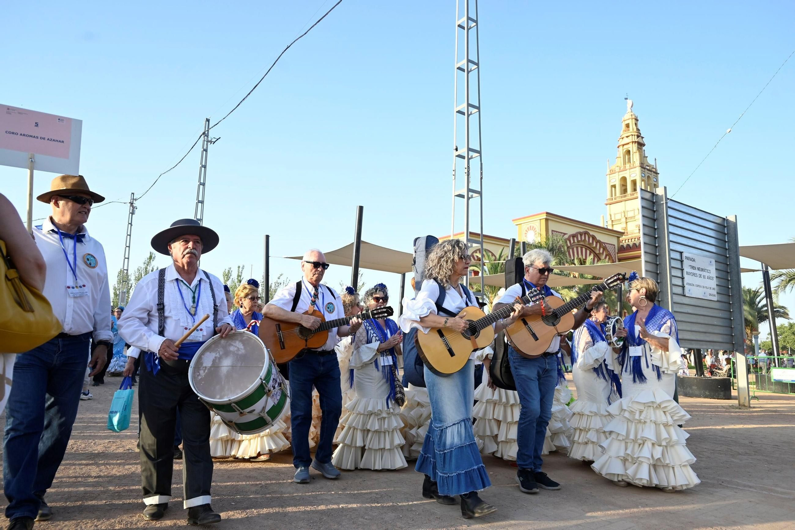 El pasacalles de coros rocieros en la Feria de Córdoba