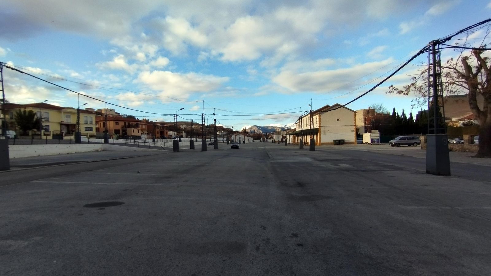 Explanada de la antigua estación de Baza, con el edificio de viajeros al fondo