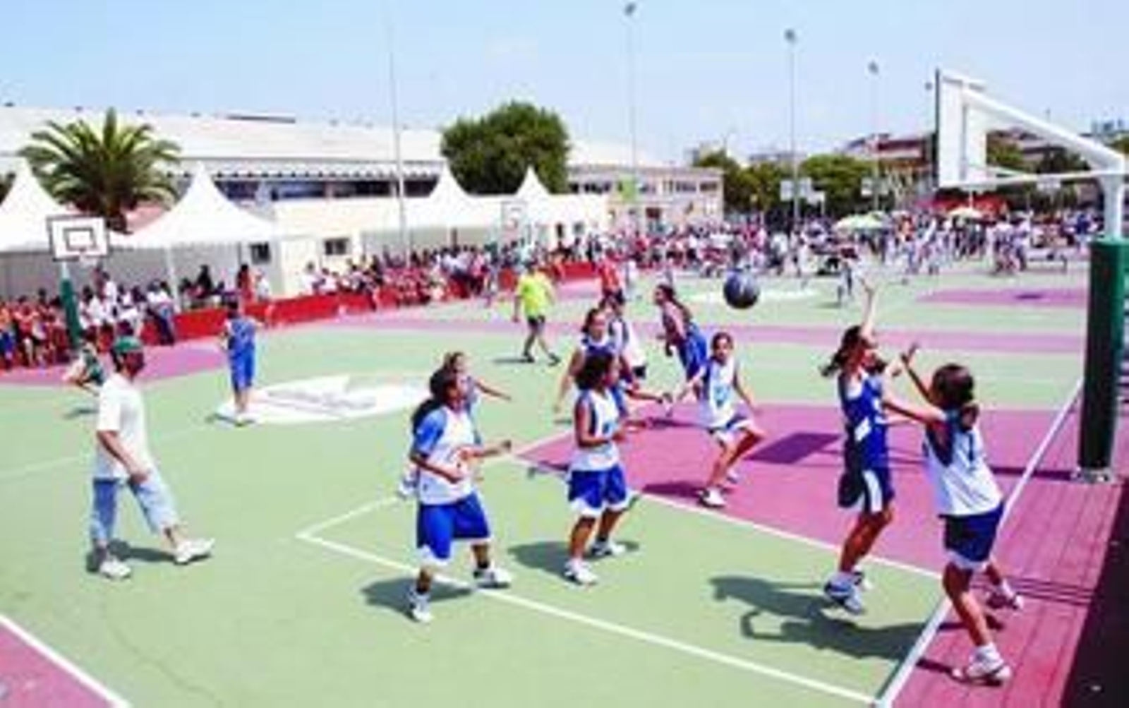 1. Un niño realiza un lanzamiento  a canasta. 2. Una jugadora intenta penetrar en la defensa rival. 3. Panorámica de las pistas exteriores de Los Guindos.  4. El intento  de un chaval por conservar la bola.