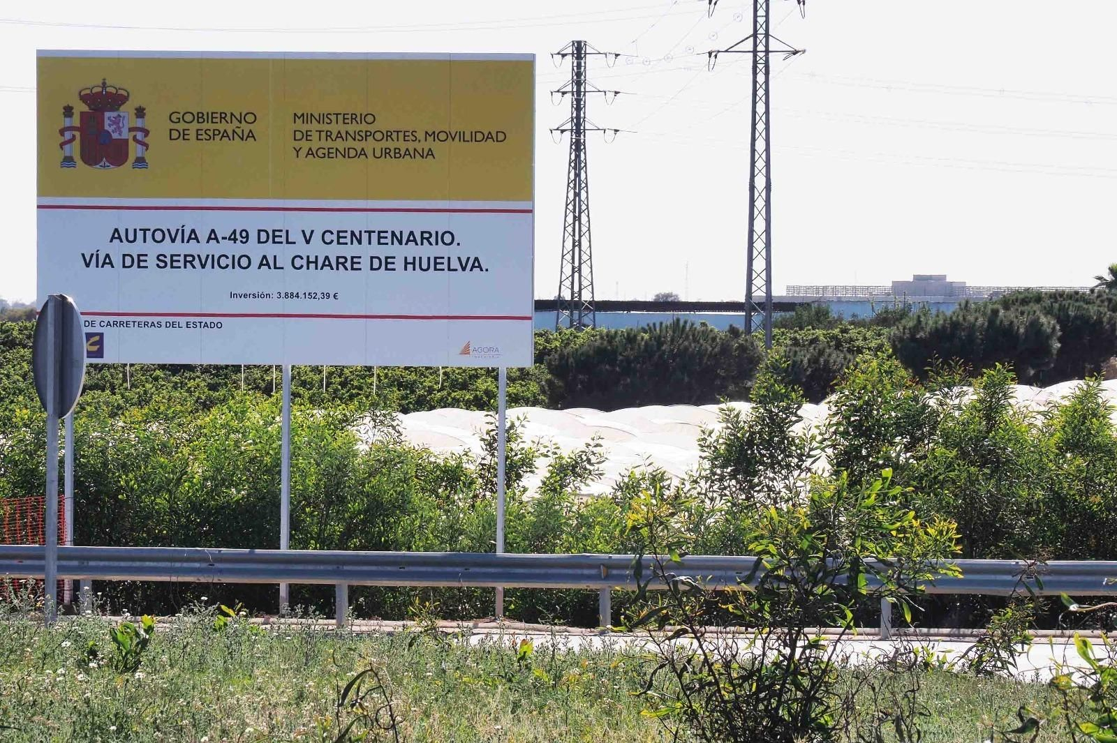 El cartel de las obras del Chare de Lepe, y el edificio detrás.