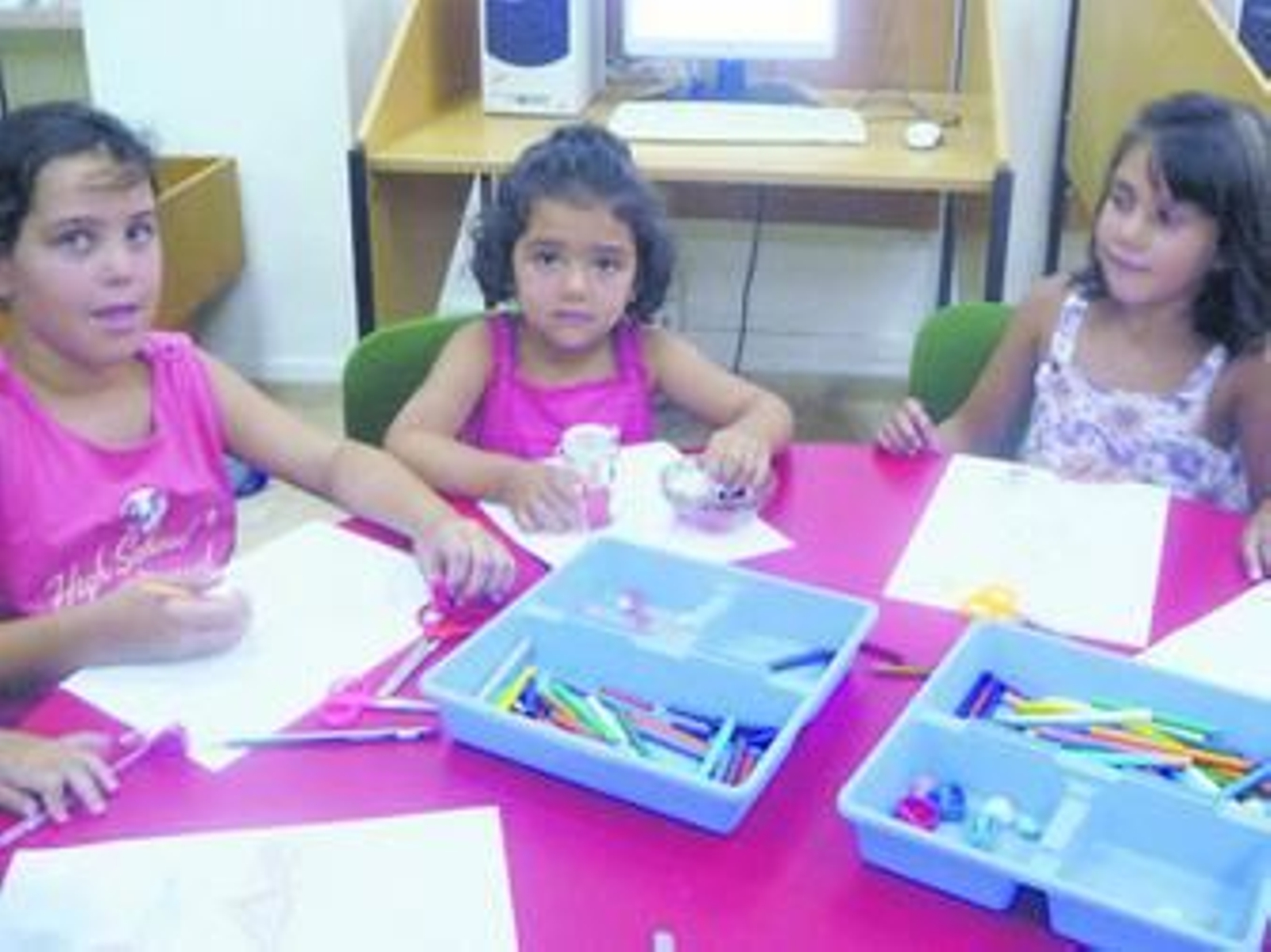 Una de las participantes del taller con sus cuencos de cristal decorados.