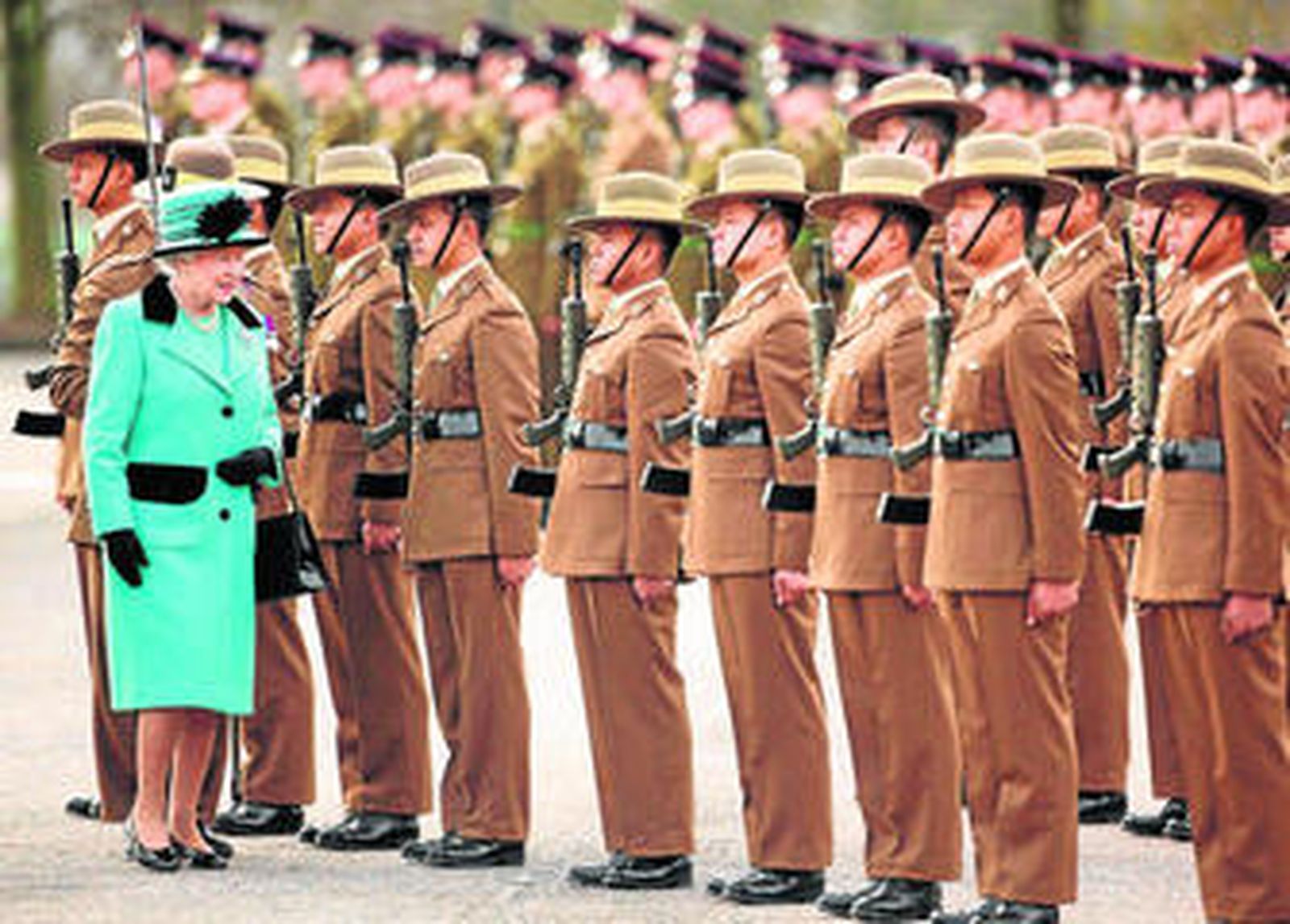 La reina de Inglaterra pasa revista a una compañía de soldados gurkas en un acto reciente.