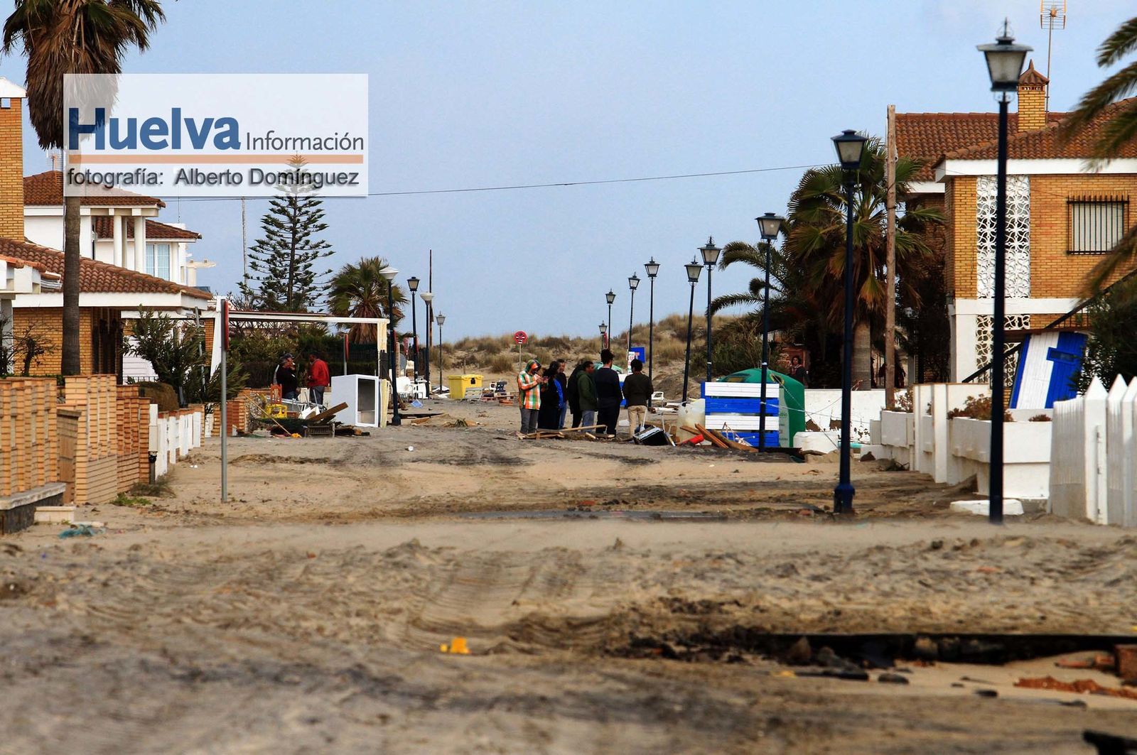 Imágenes de la visita de Rajoy y Susana Díaz a la playa de La Antilla